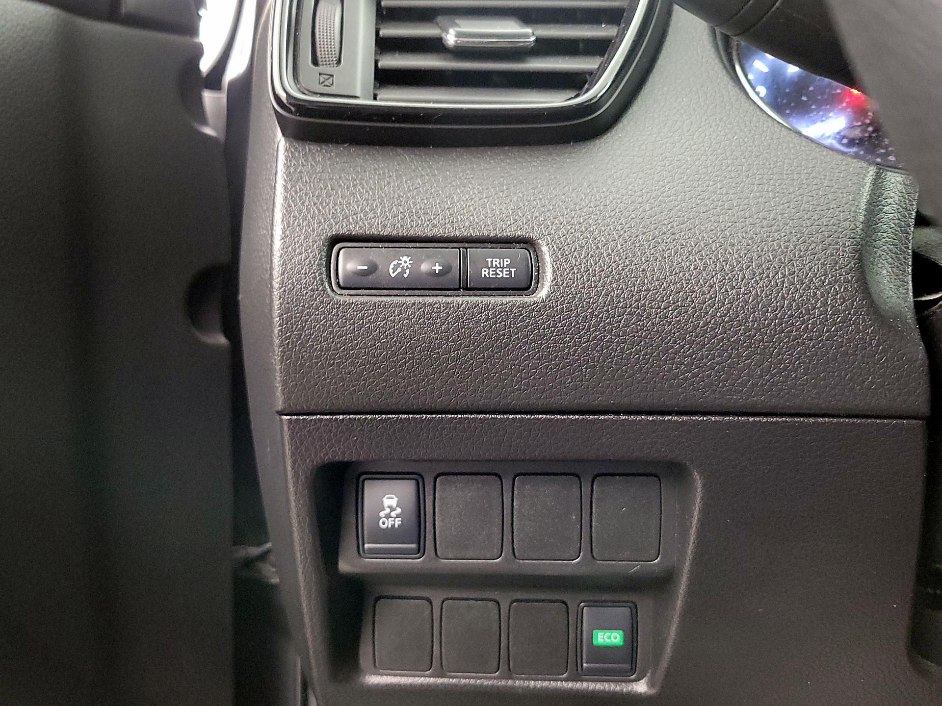 Thumbnail: 2017 Nissan Rogue Sport - 13