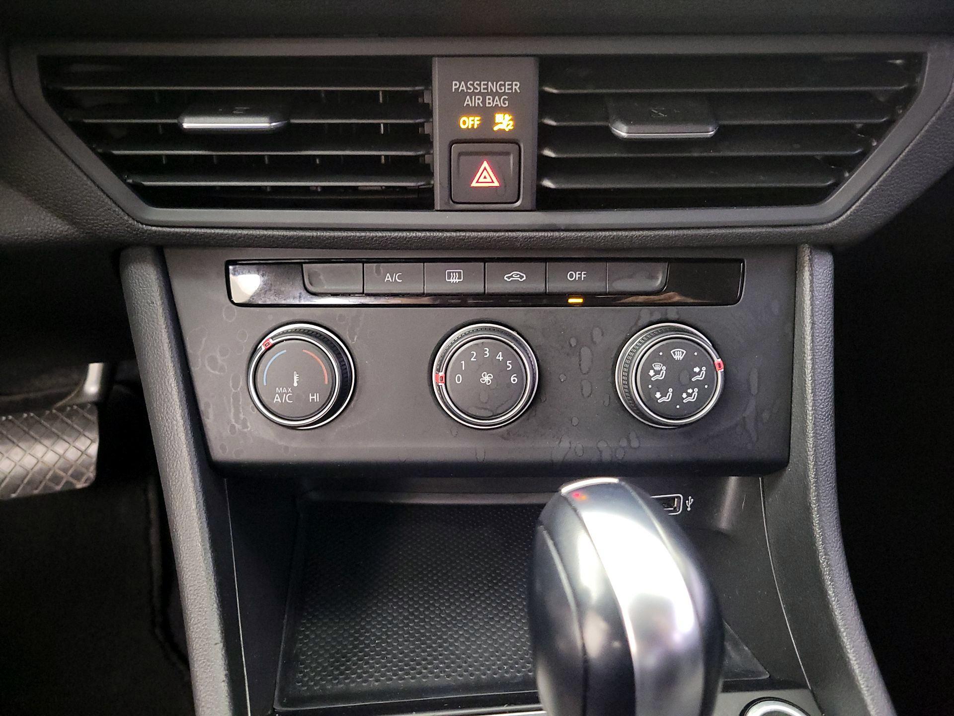 Thumbnail: 2019 Volkswagen Jetta - 16