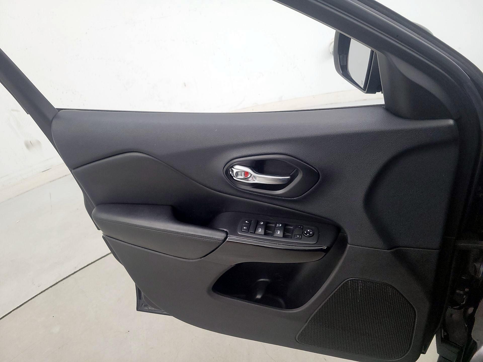 Thumbnail: 2020 Jeep Cherokee - 12