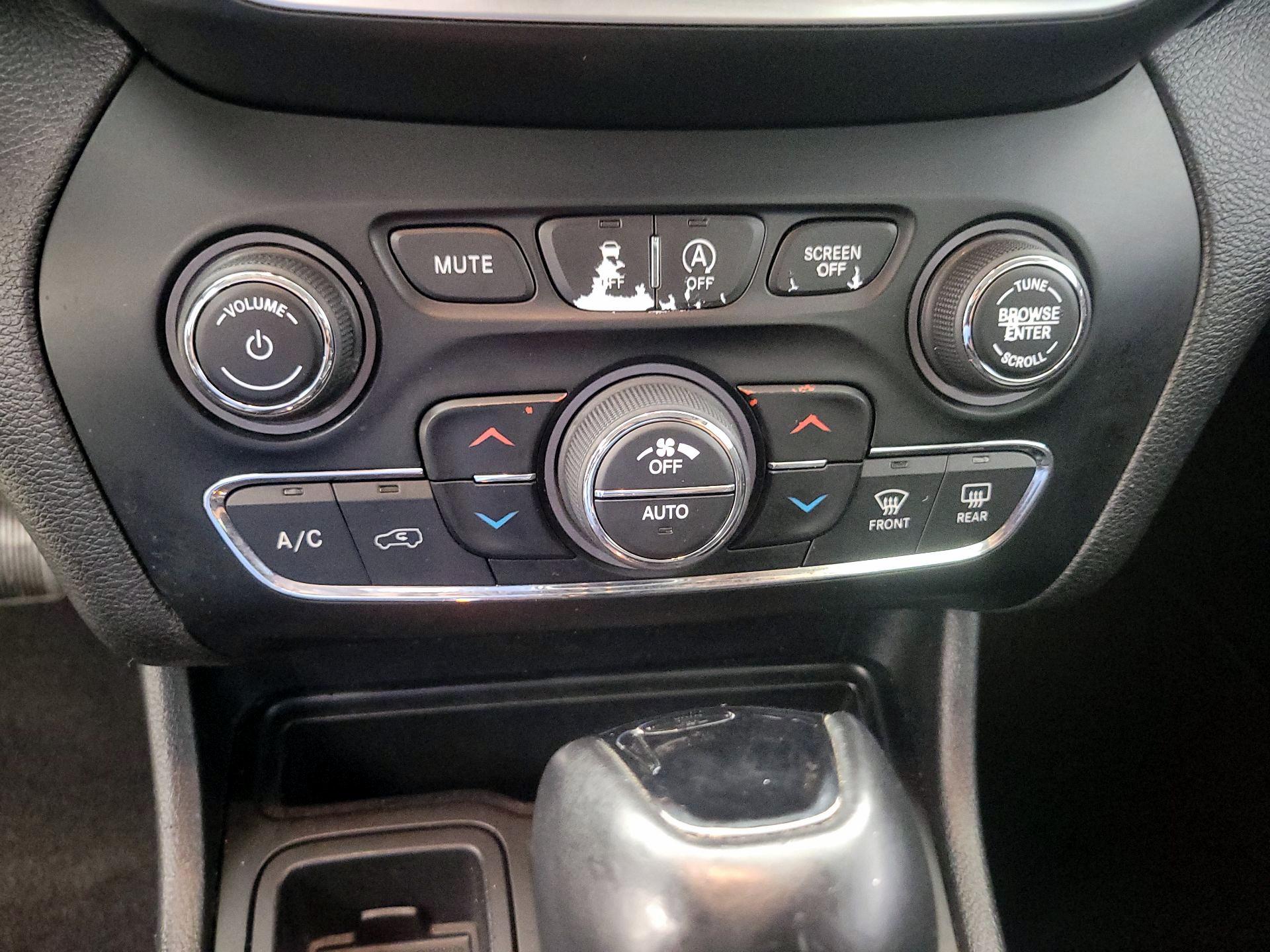 Thumbnail: 2020 Jeep Cherokee - 16