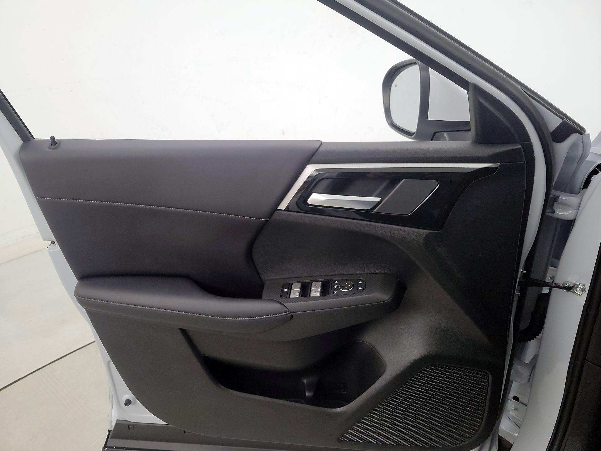 Thumbnail: 2024 Mitsubishi Outlander - 12