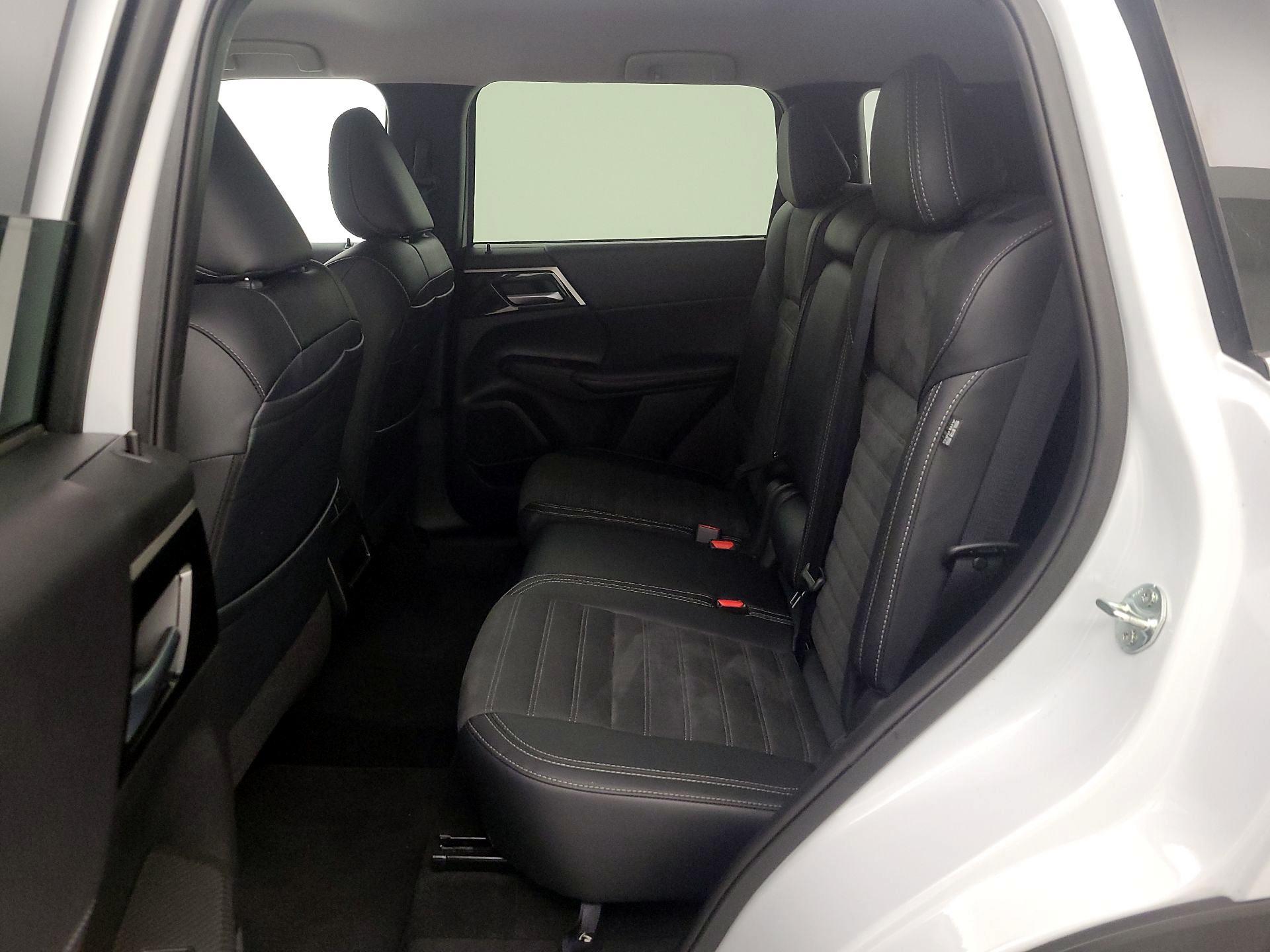 Thumbnail: 2024 Mitsubishi Outlander - 20