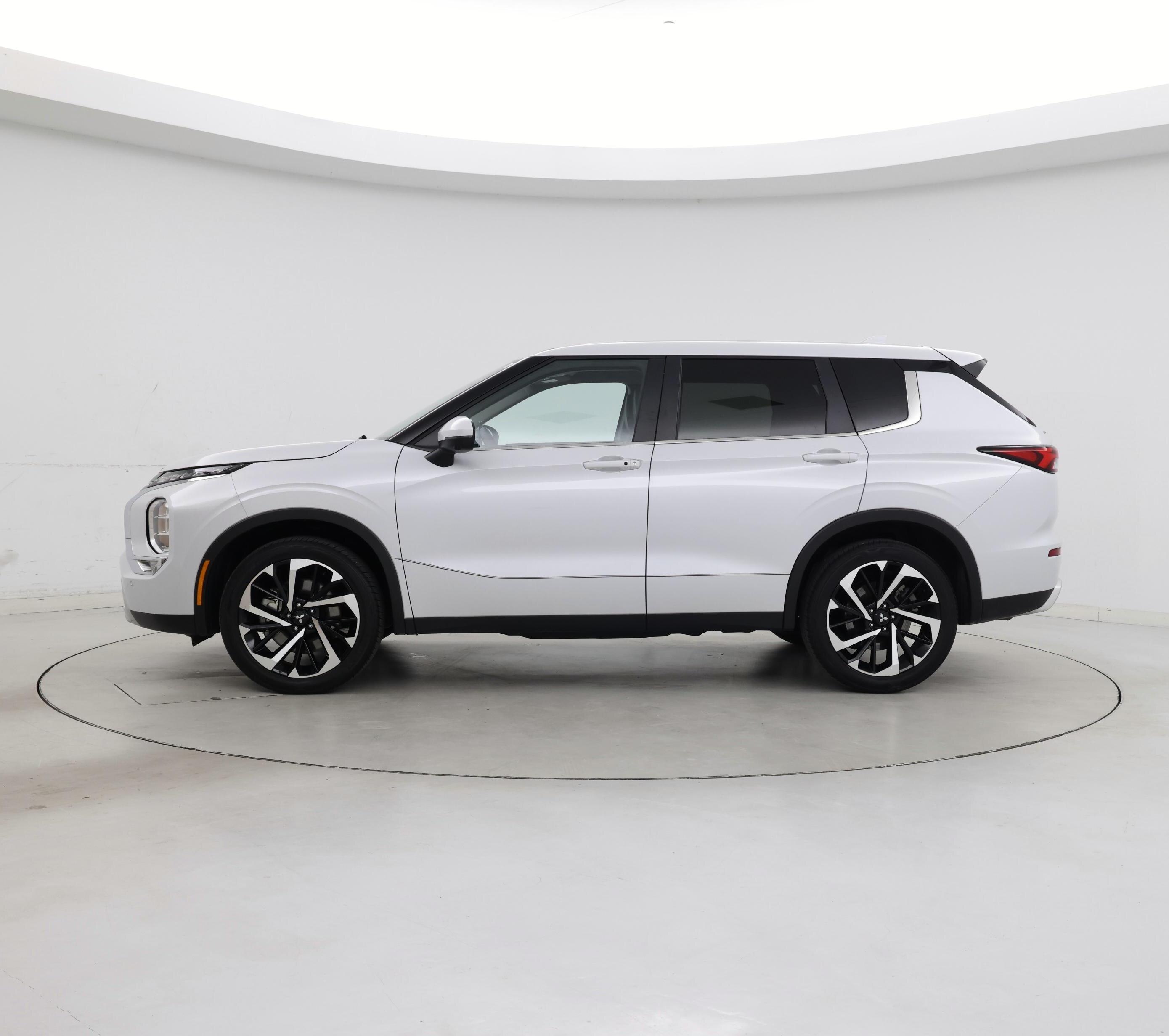 Thumbnail: 2024 Mitsubishi Outlander - 3