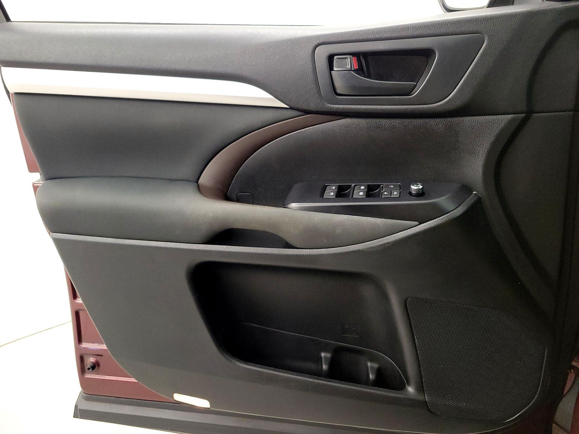 Thumbnail: 2016 Toyota Highlander - 12