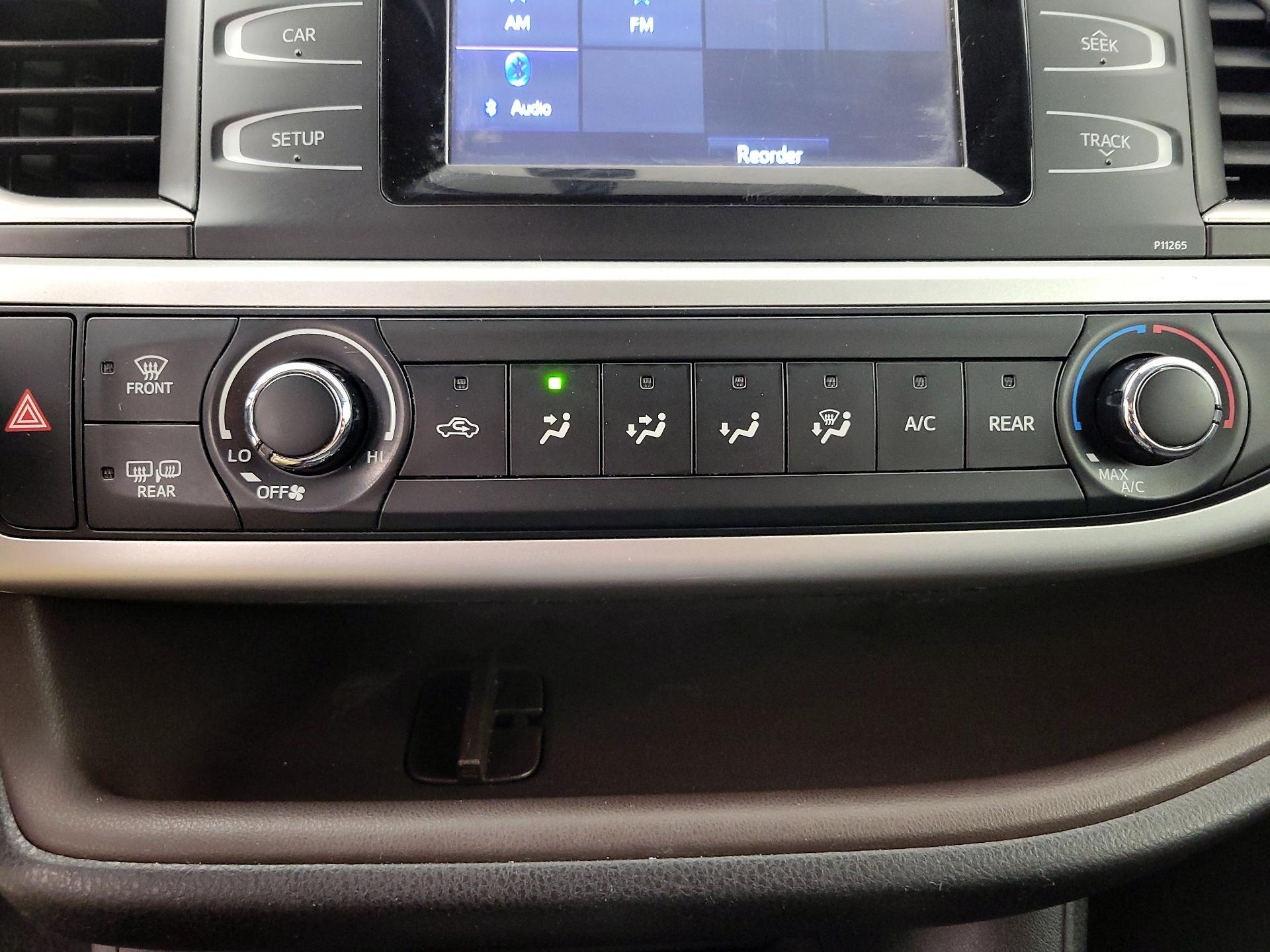 Thumbnail: 2016 Toyota Highlander - 16