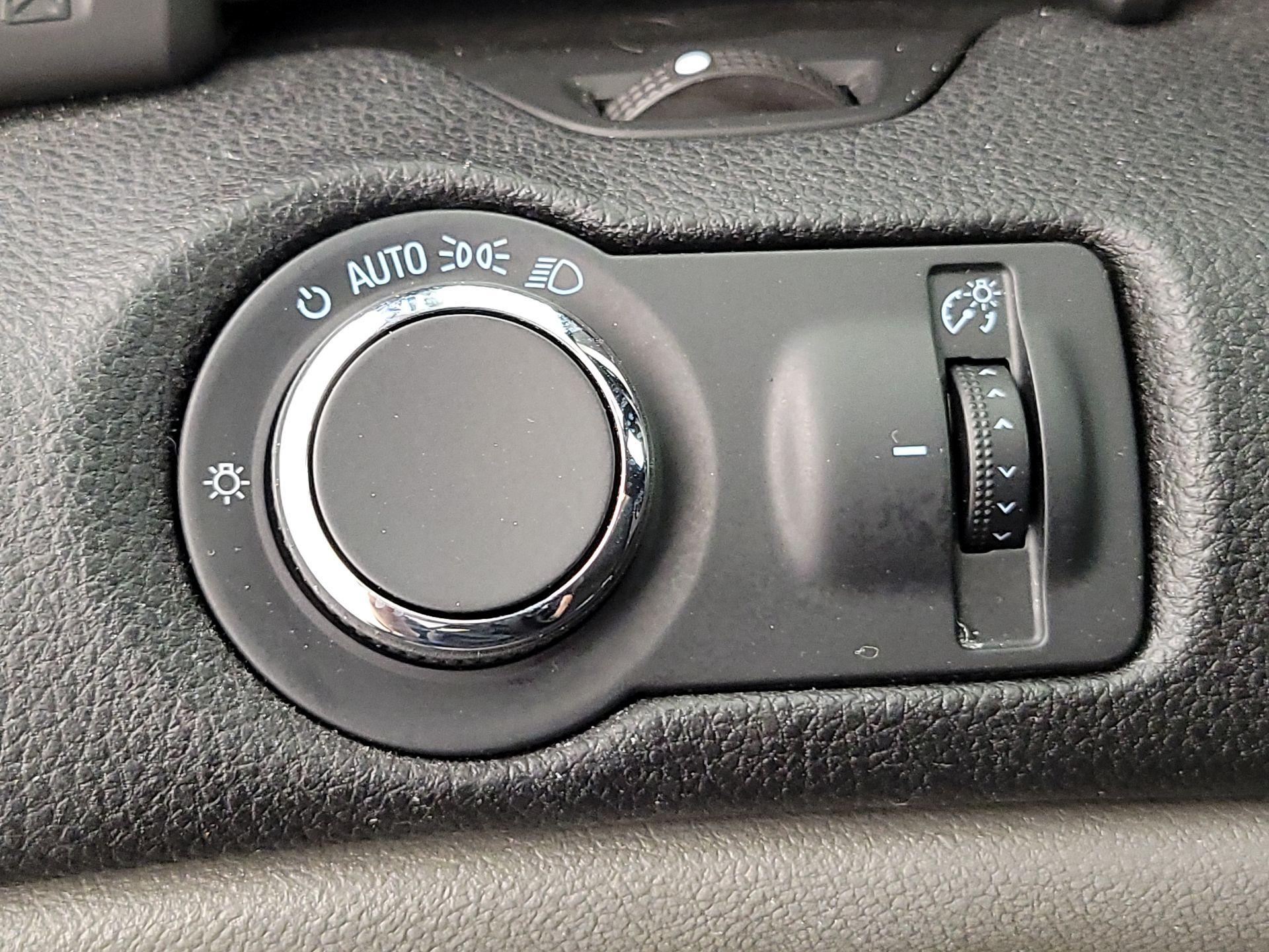 Thumbnail: 2015 Chevrolet Malibu - 13