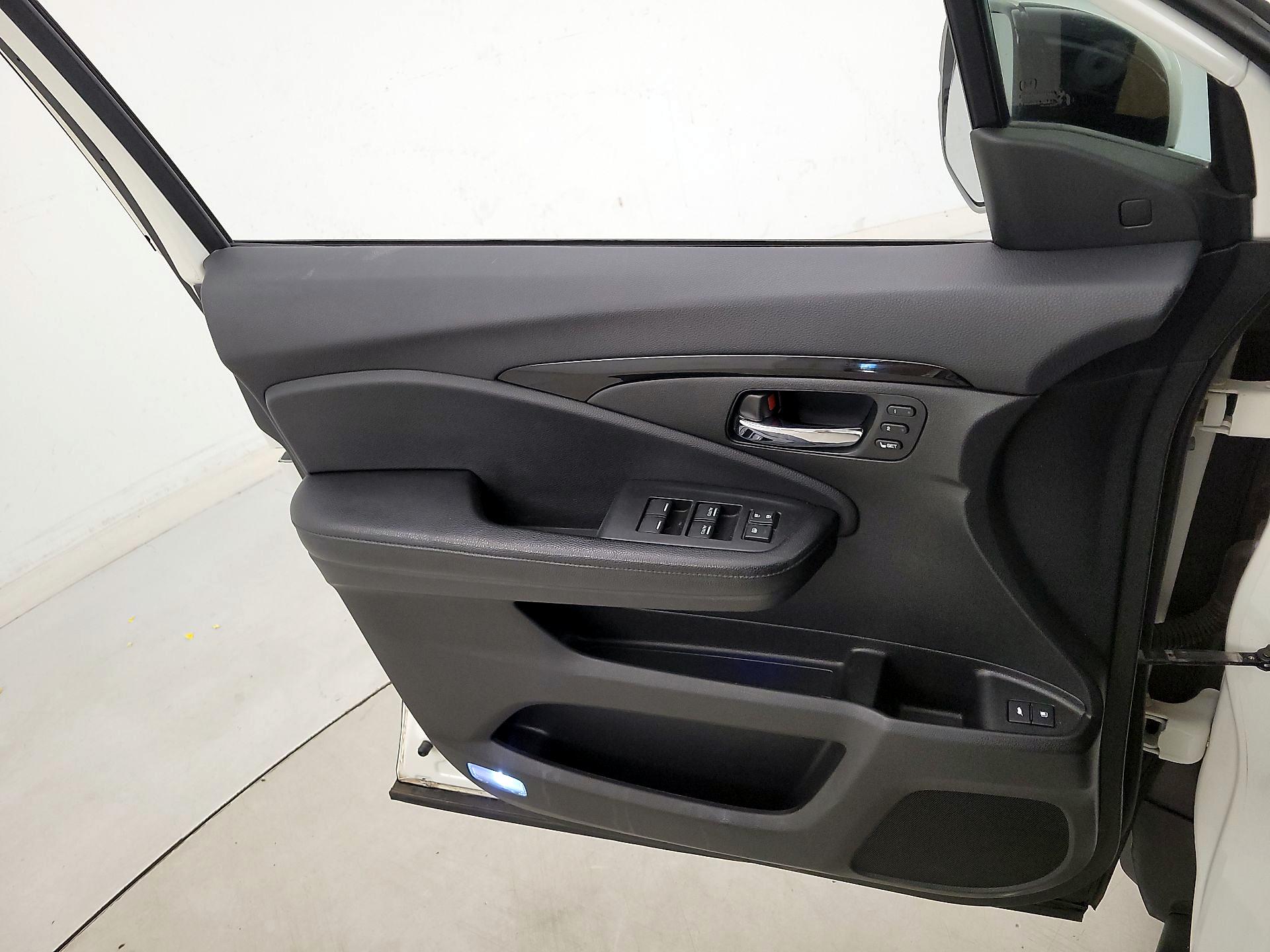 Thumbnail: 2017 Honda Pilot - 12