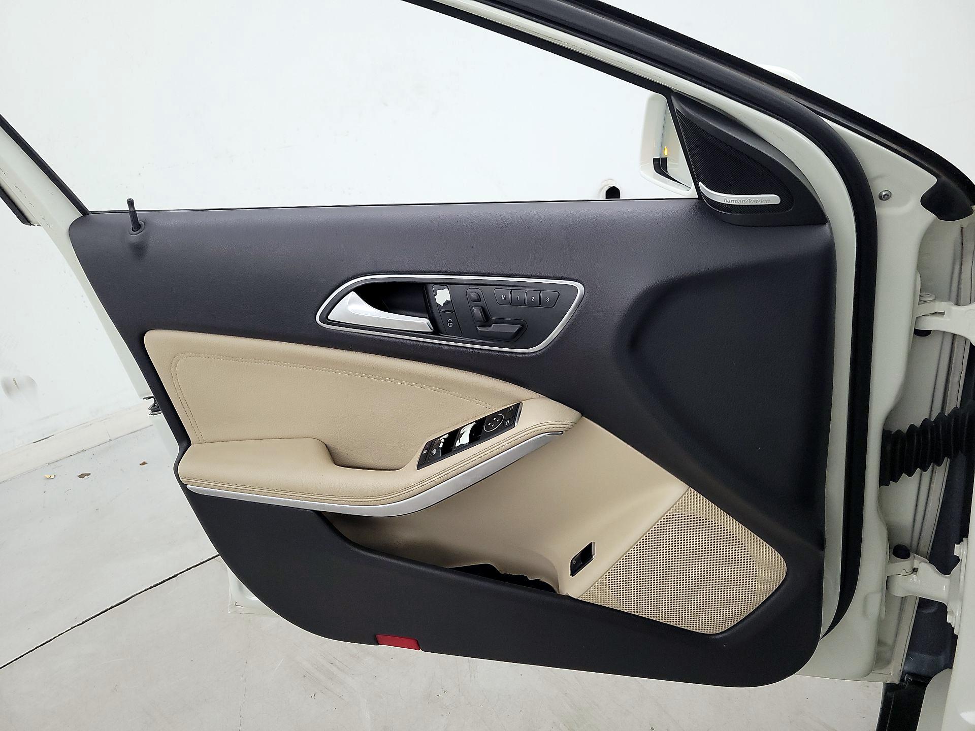 Thumbnail: 2015 Mercedes-Benz GLA - 12