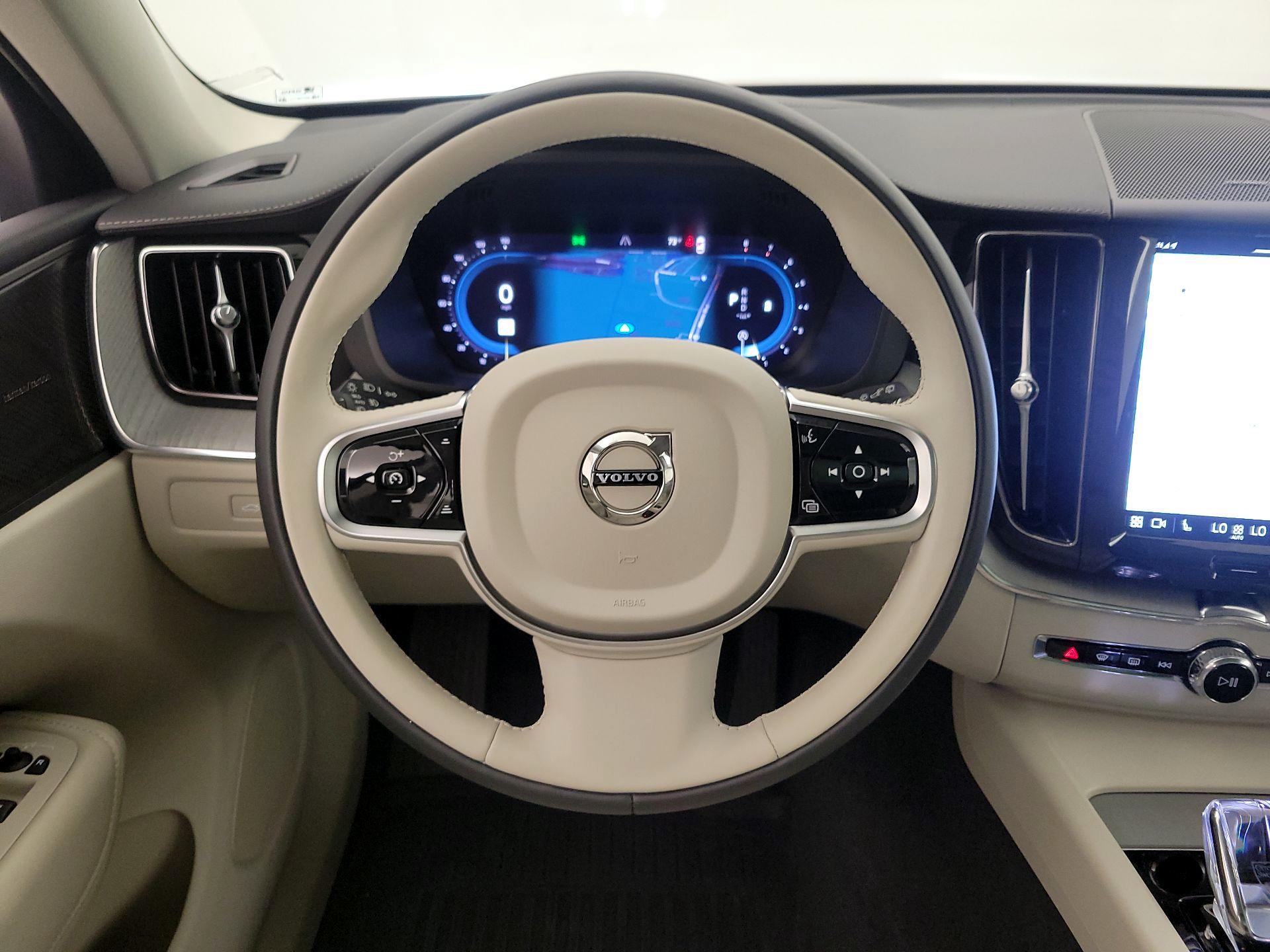 Thumbnail: 2025 Volvo XC60 - 10