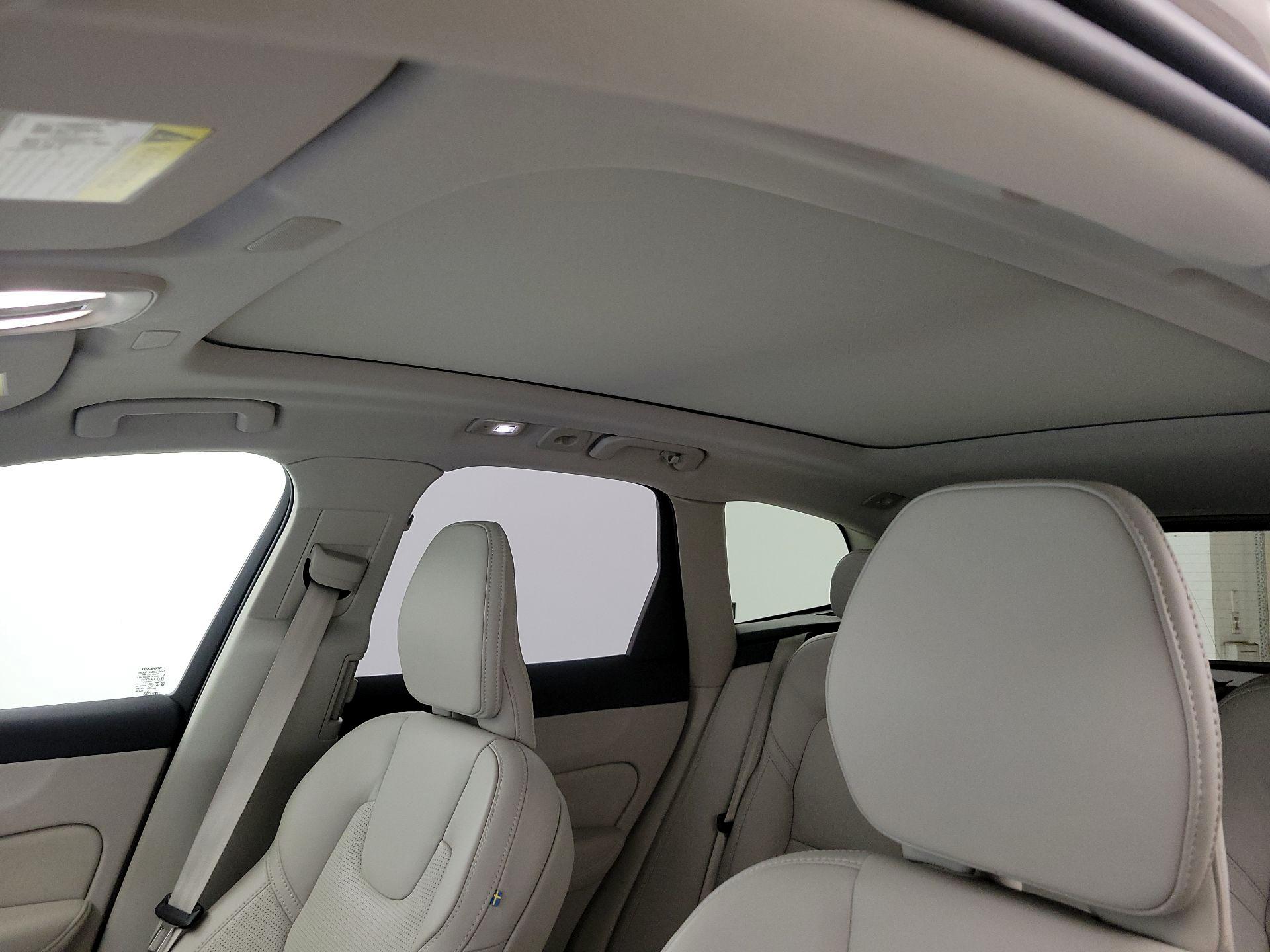 Thumbnail: 2025 Volvo XC60 - 20