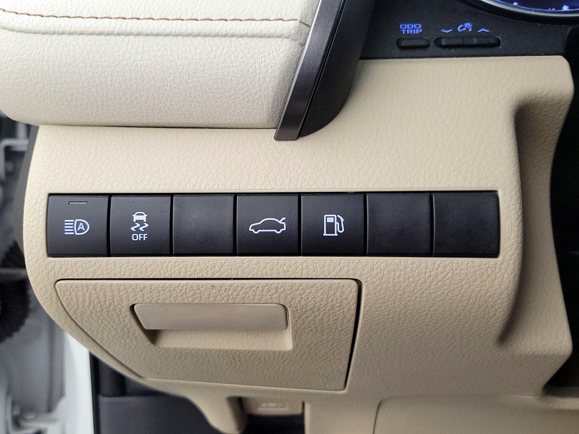 Thumbnail: 2018 Toyota Camry - 13