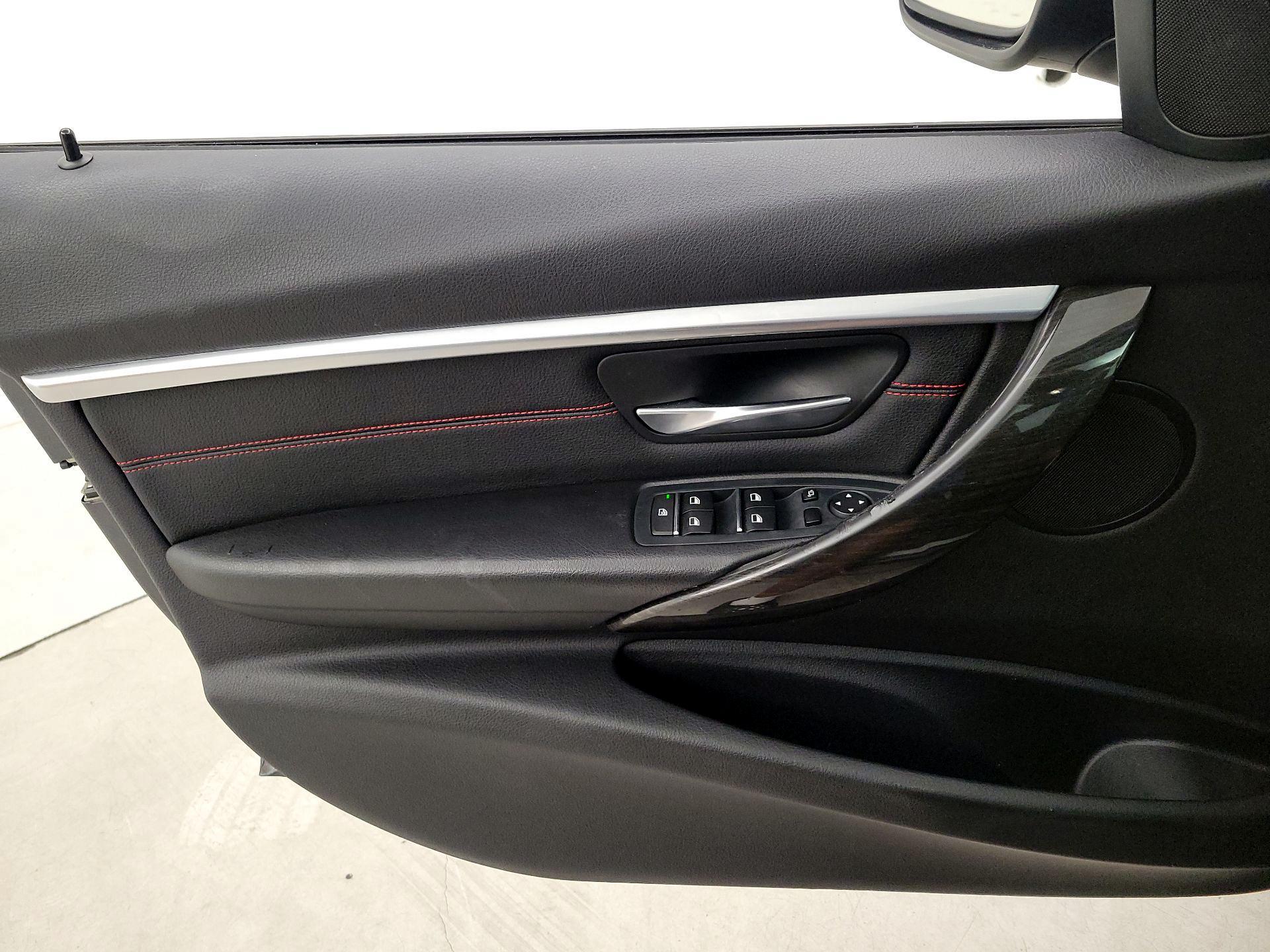 Thumbnail: 2016 BMW 3 Series - 12