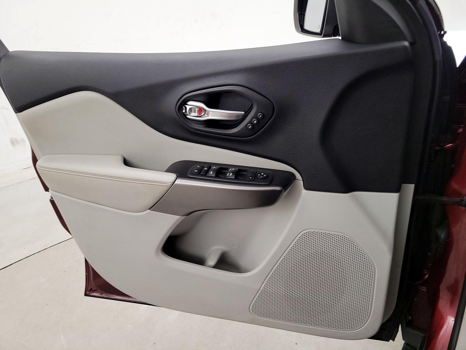 Thumbnail: 2019 Jeep Cherokee - 12