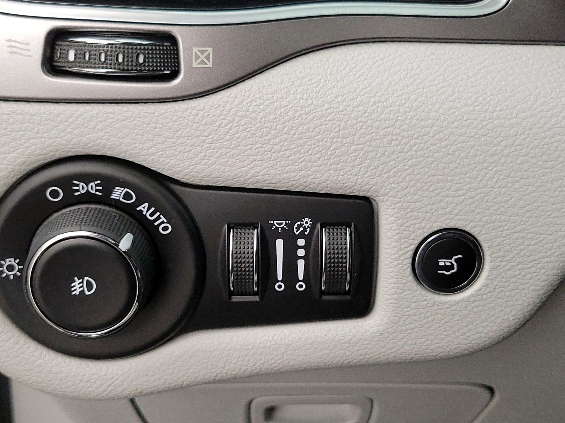 Thumbnail: 2019 Jeep Cherokee - 13