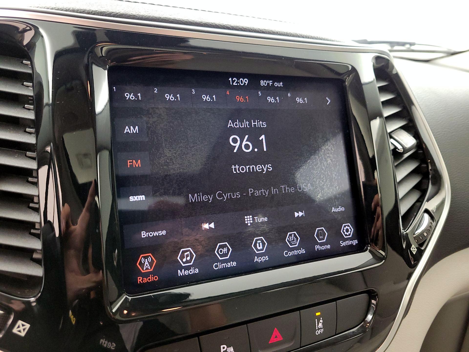 Thumbnail: 2019 Jeep Cherokee - 15