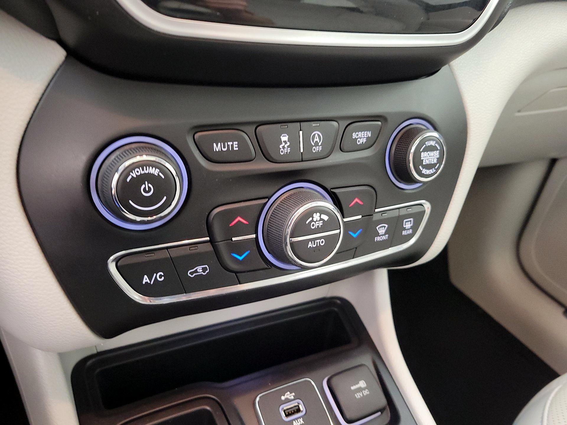 Thumbnail: 2019 Jeep Cherokee - 16