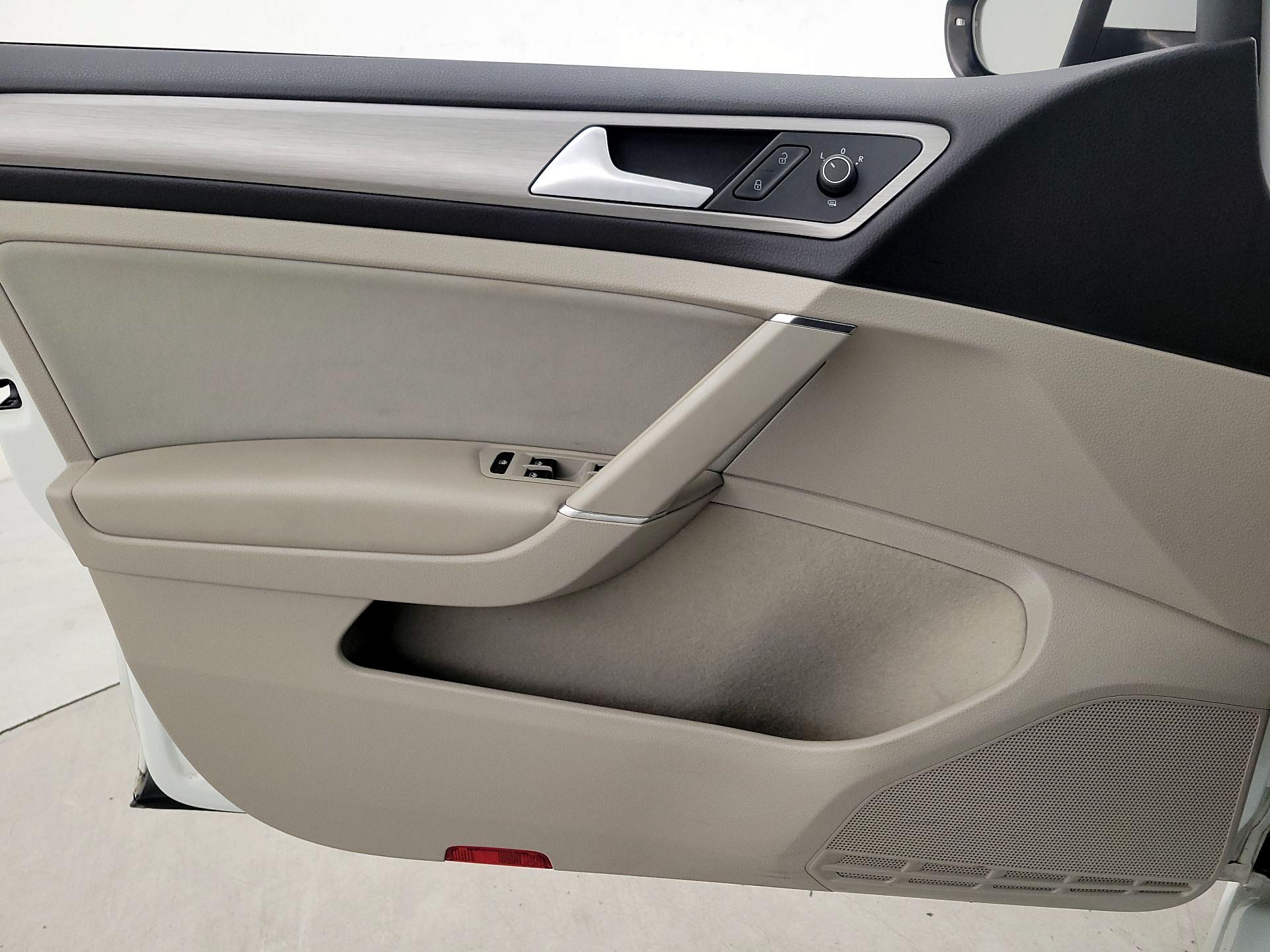 Thumbnail: 2017 Volkswagen Golf - 12