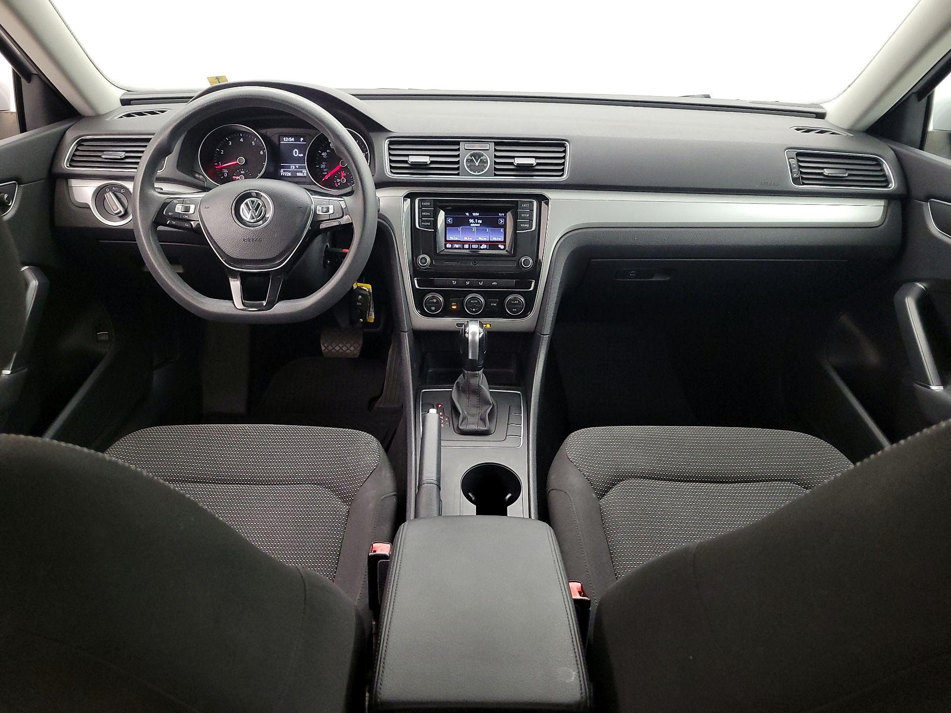 Thumbnail: 2017 Volkswagen Passat - 9