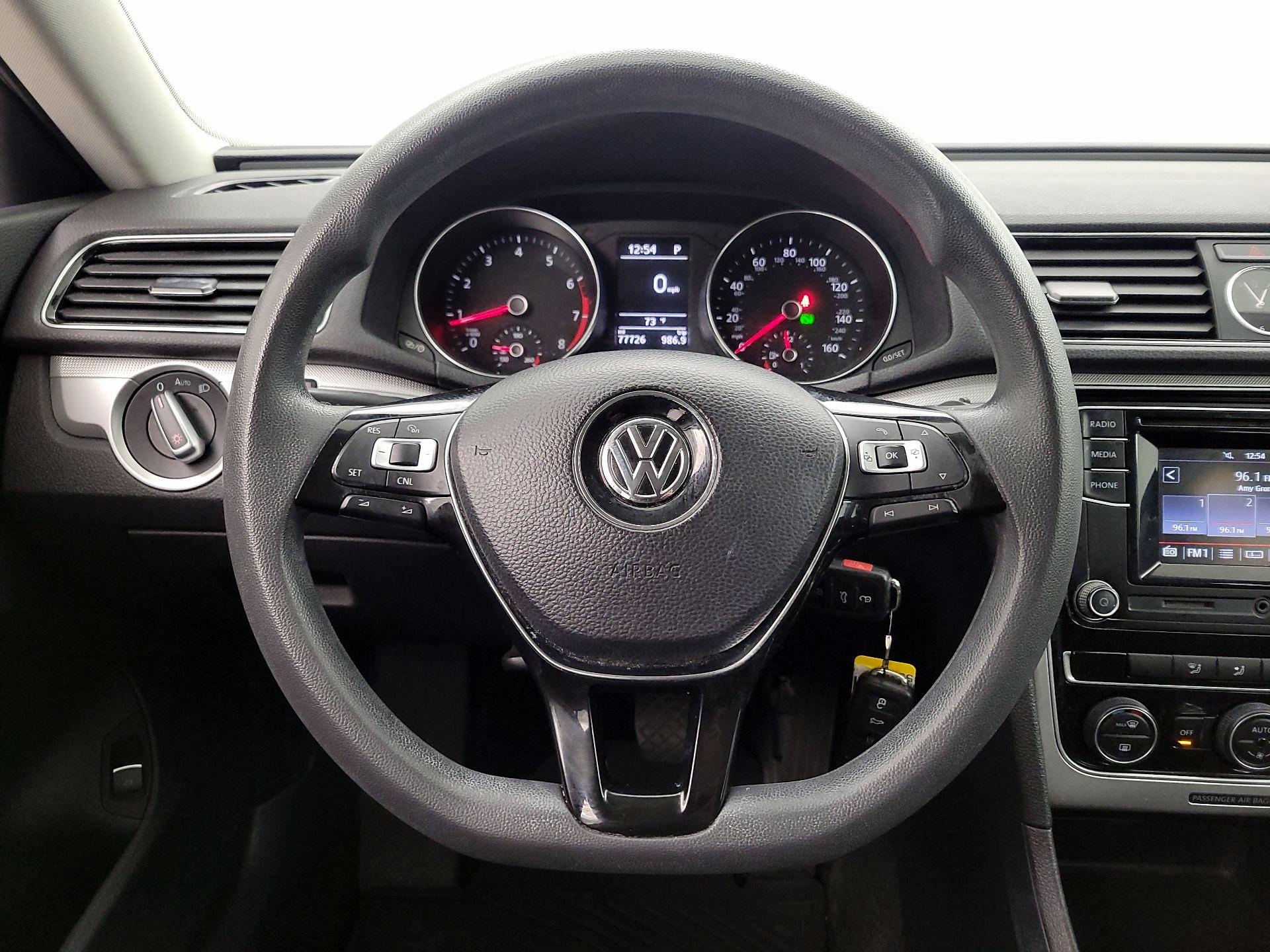 Thumbnail: 2017 Volkswagen Passat - 10