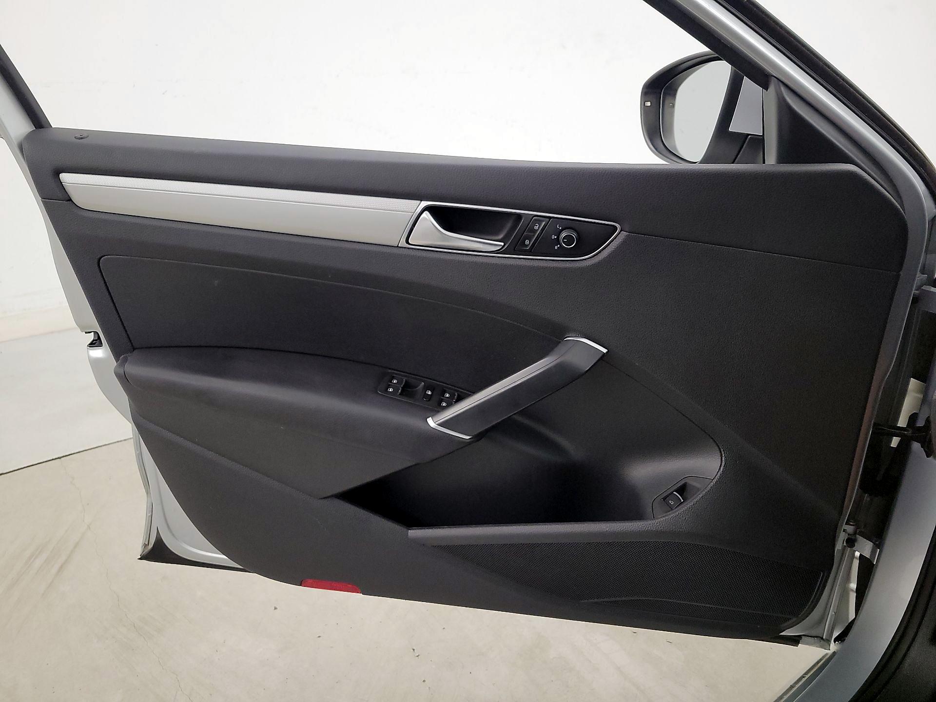 Thumbnail: 2017 Volkswagen Passat - 12