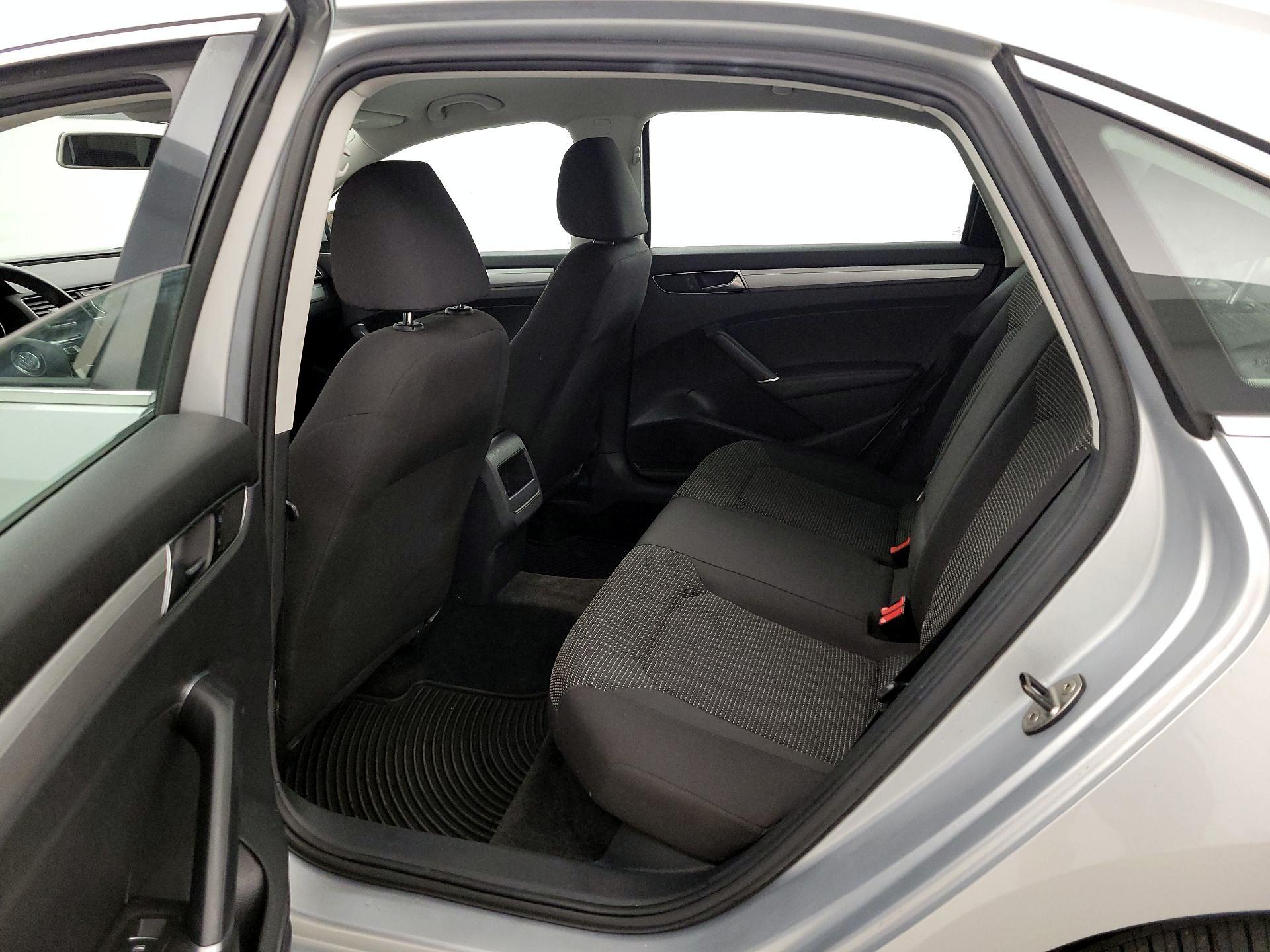 Thumbnail: 2017 Volkswagen Passat - 18