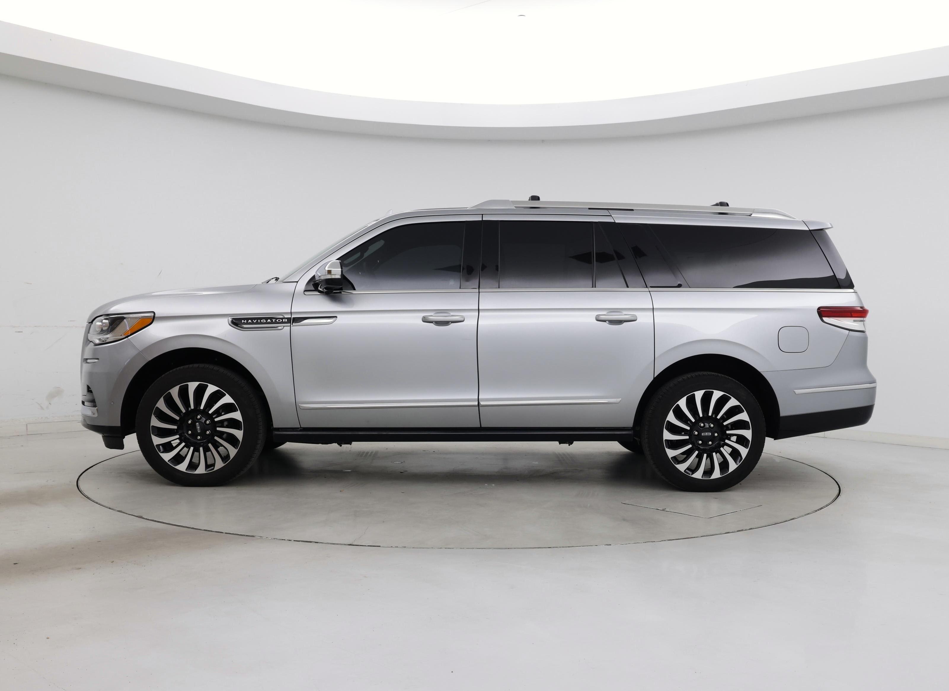 Thumbnail: 2024 Lincoln Navigator L - 3