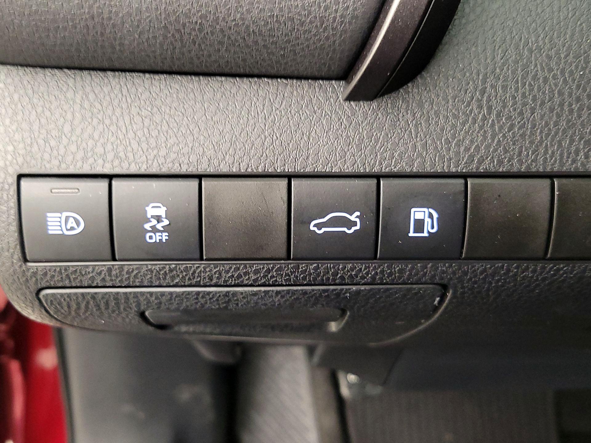 Thumbnail: 2018 Toyota Camry - 13