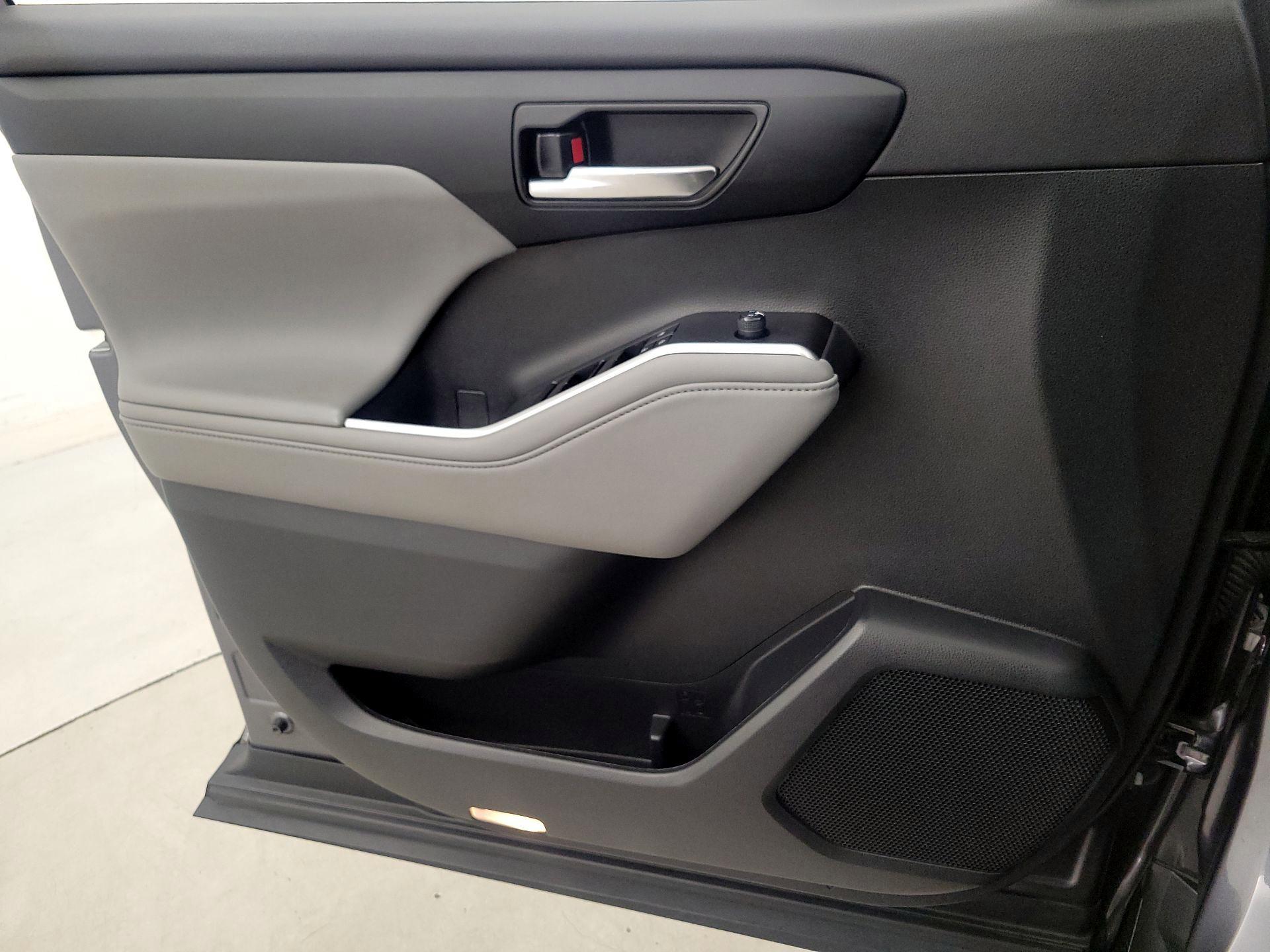 Thumbnail: 2022 Toyota Highlander - 12