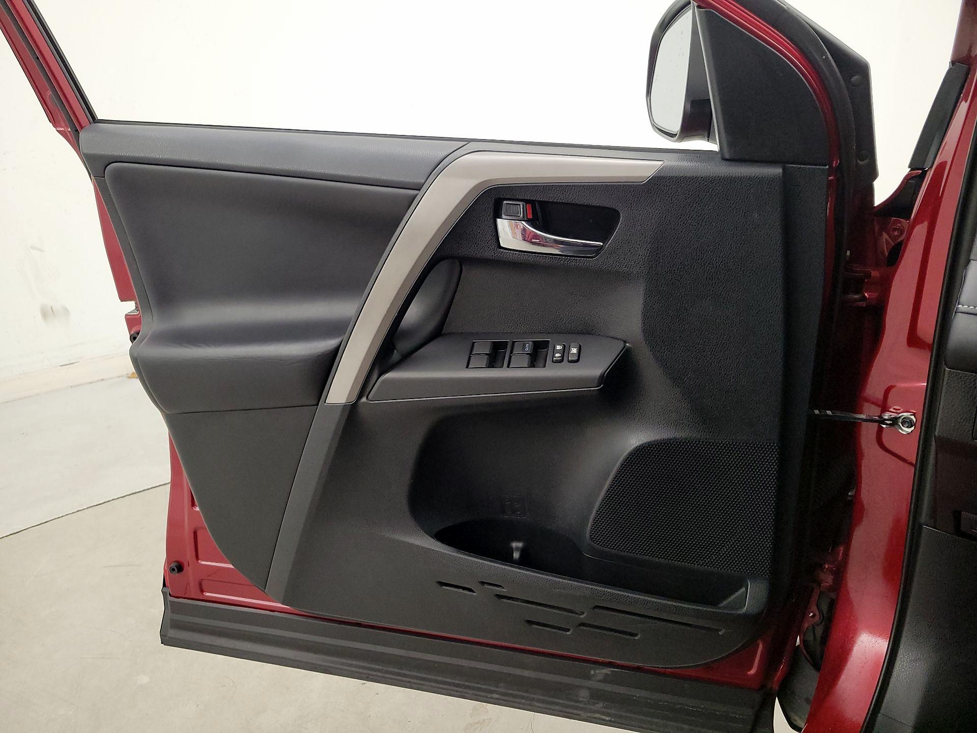 Thumbnail: 2018 Toyota RAV4 - 12