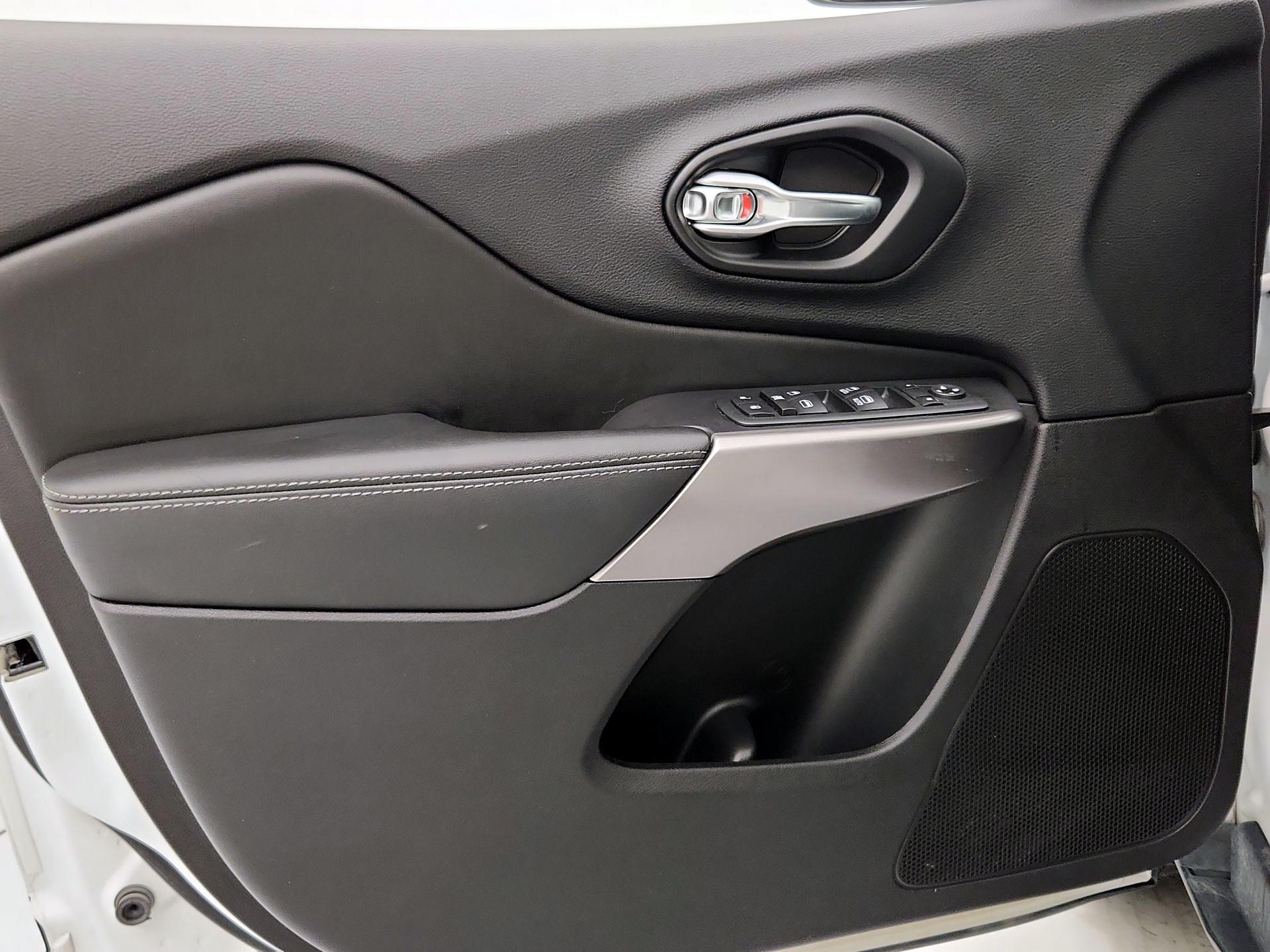 Thumbnail: 2021 Jeep Cherokee - 12