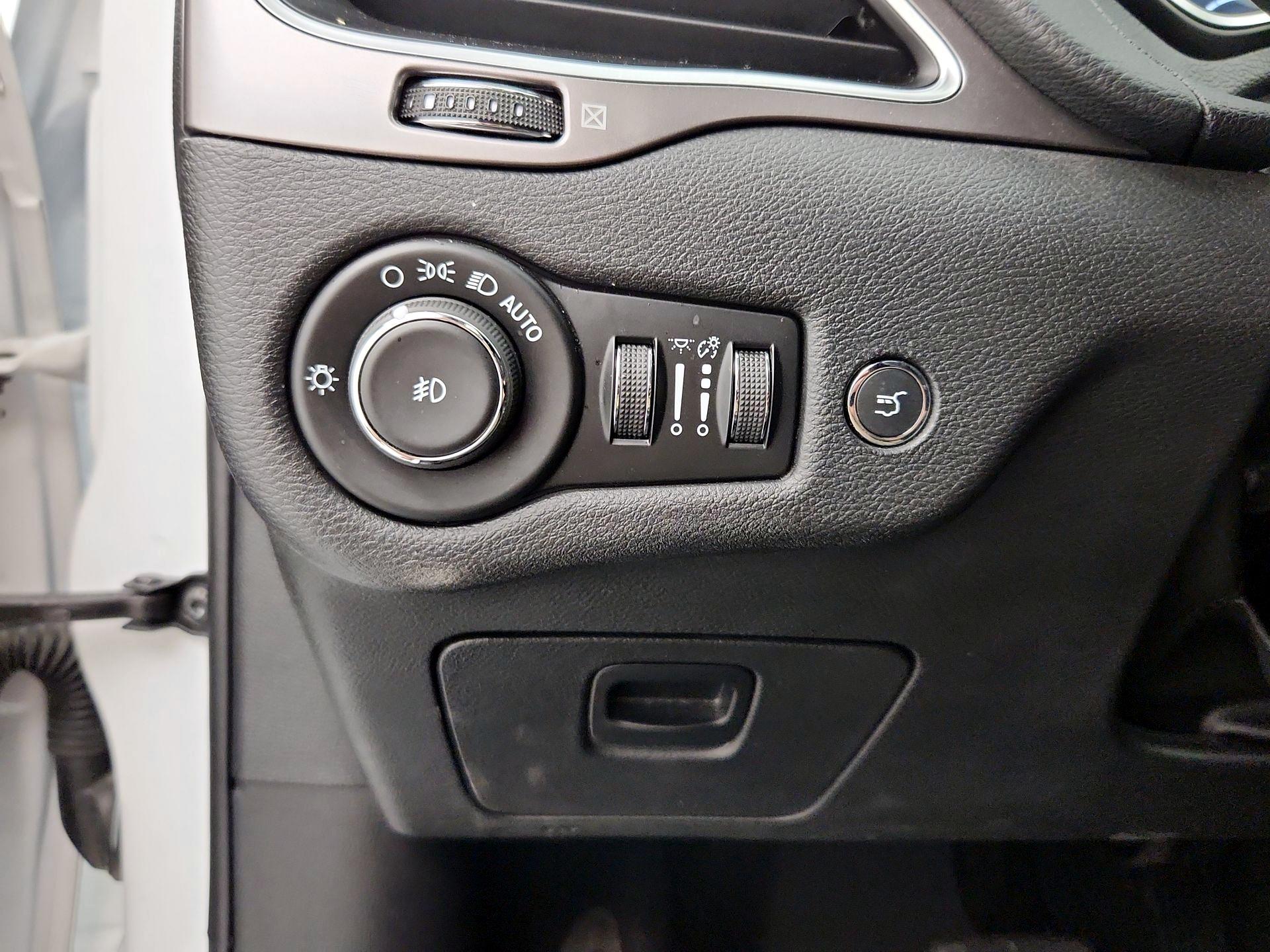 Thumbnail: 2021 Jeep Cherokee - 13