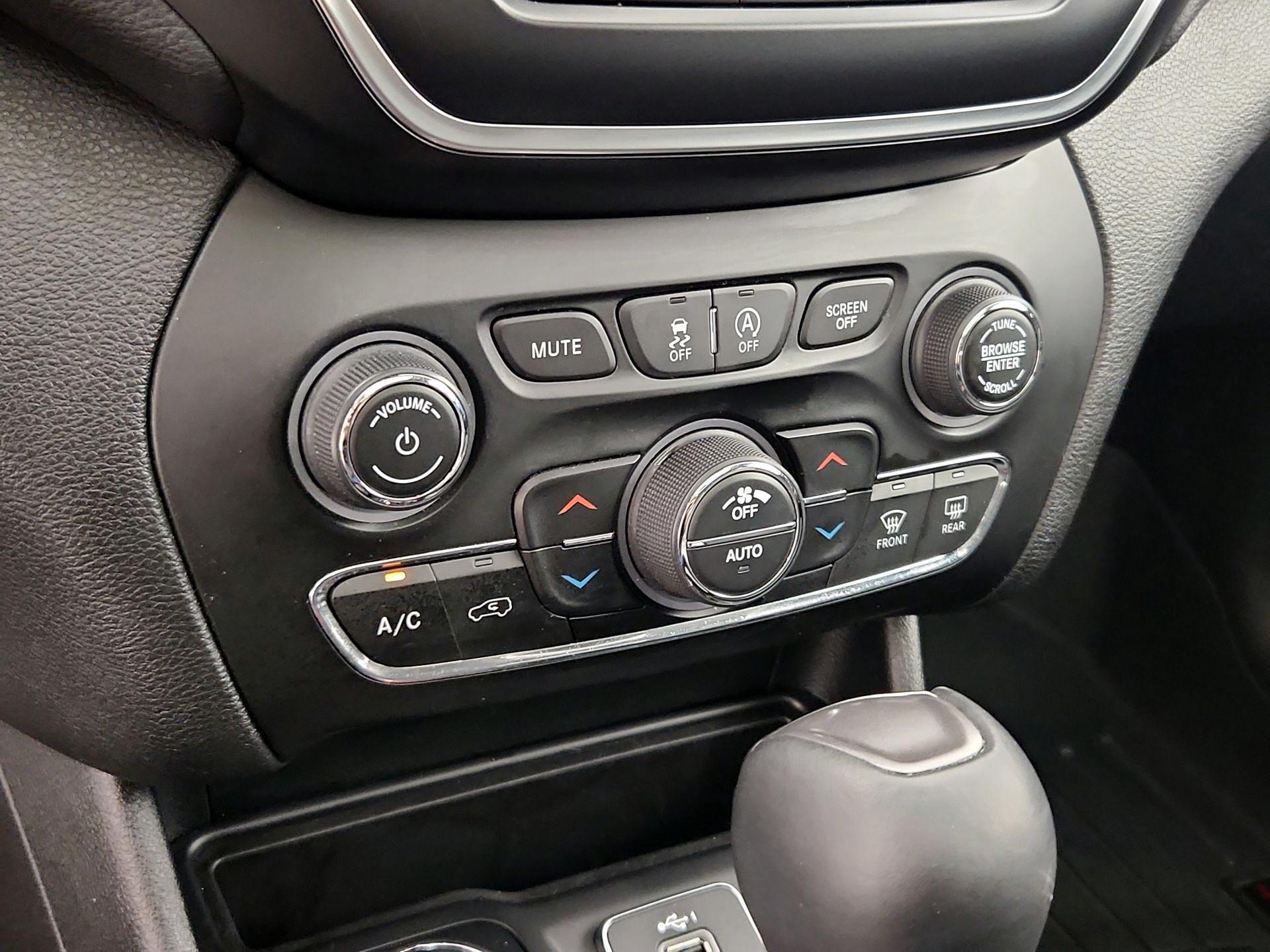 Thumbnail: 2021 Jeep Cherokee - 16