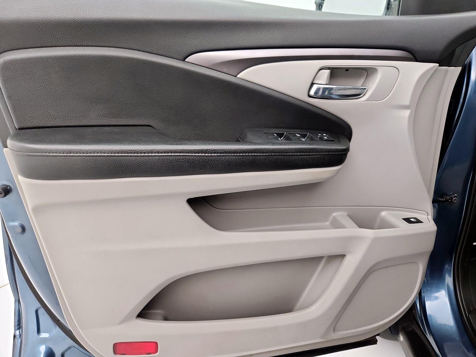 Thumbnail: 2016 Honda Pilot - 12