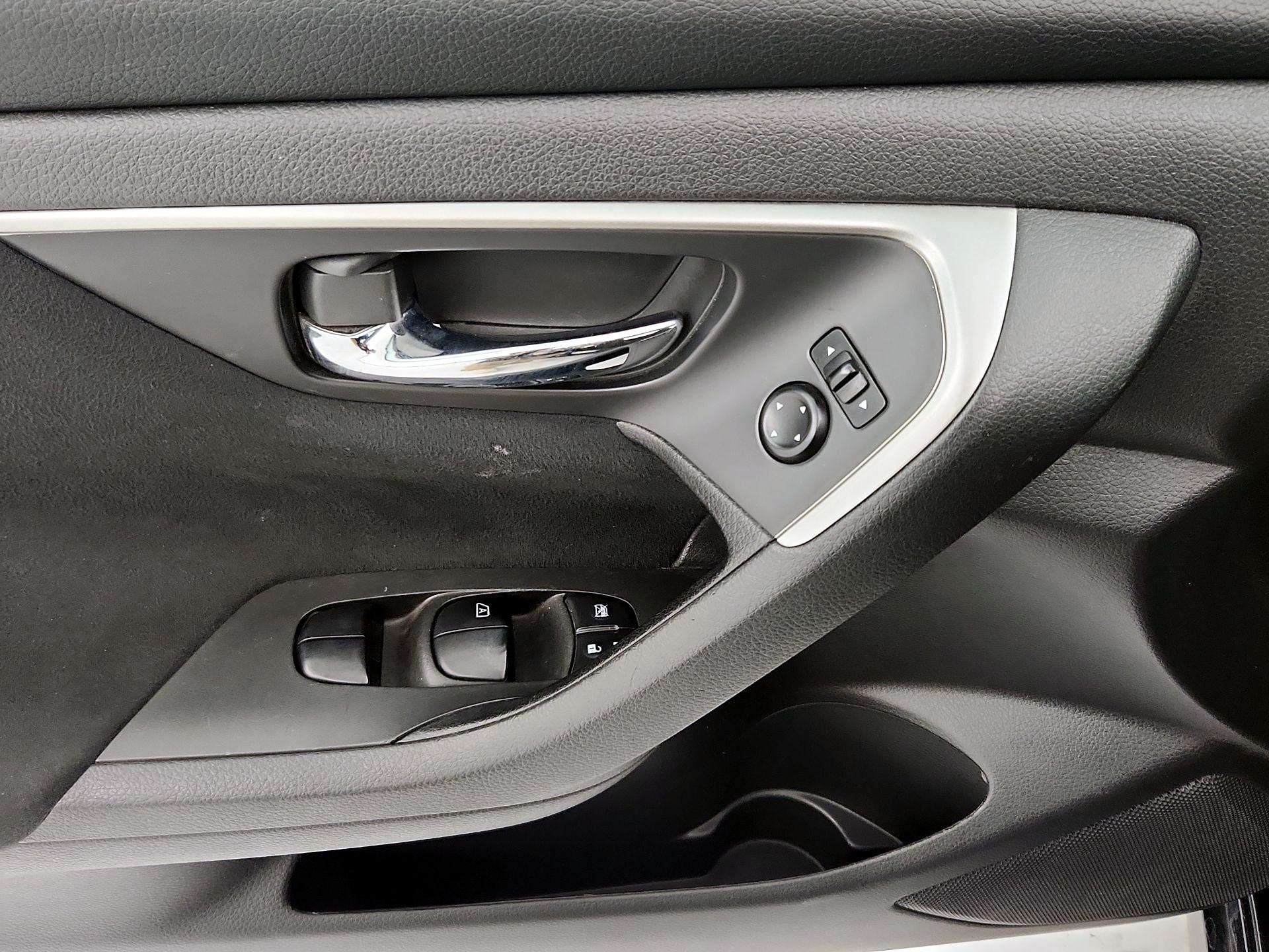Thumbnail: 2015 Nissan Altima - 12