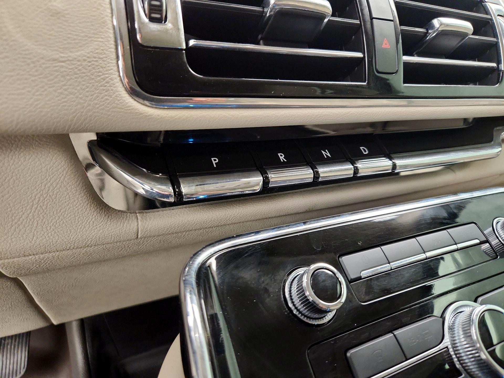 Thumbnail: 2019 Lincoln Navigator - 18