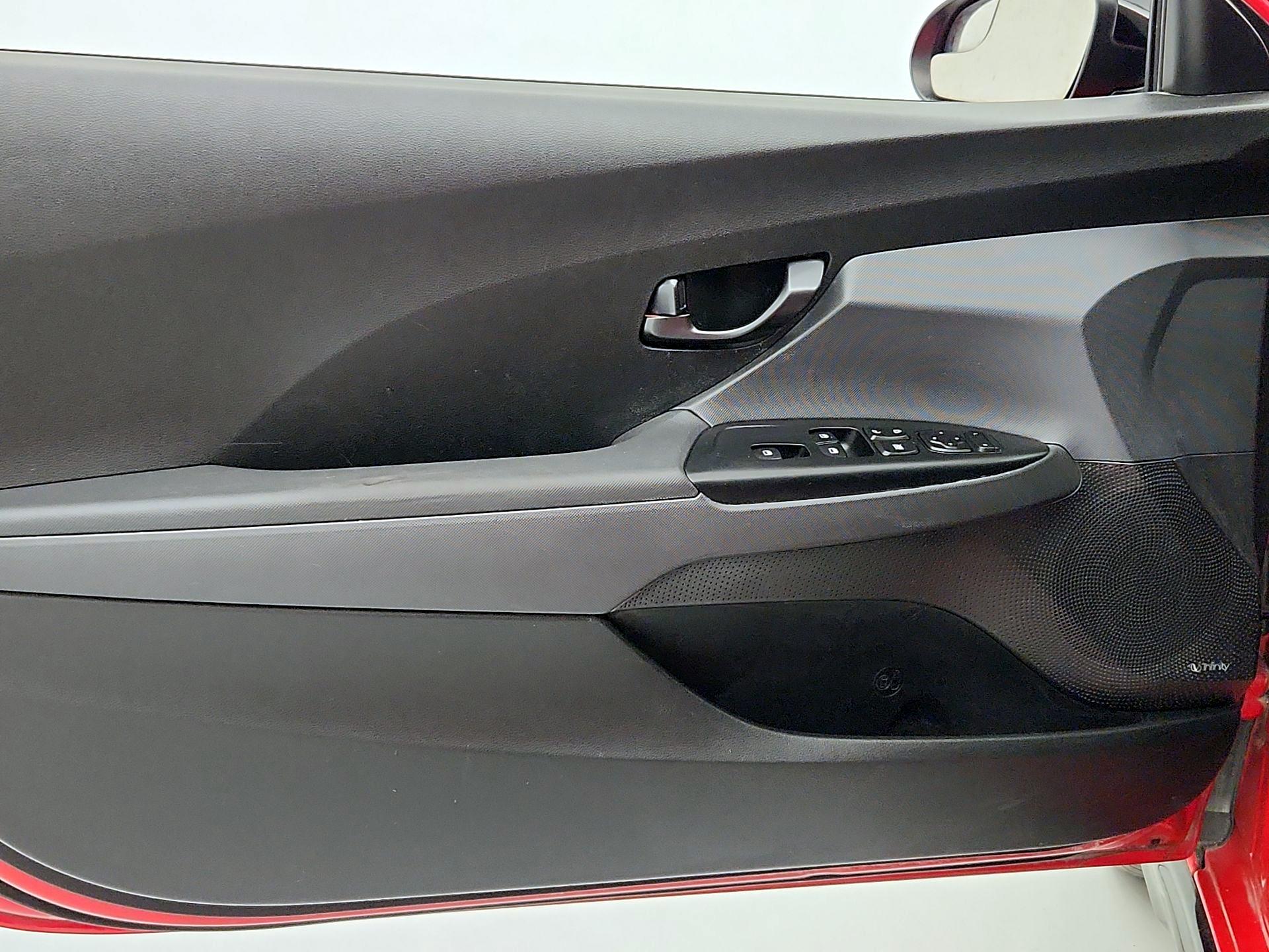 Thumbnail: 2019 Hyundai Veloster - 12