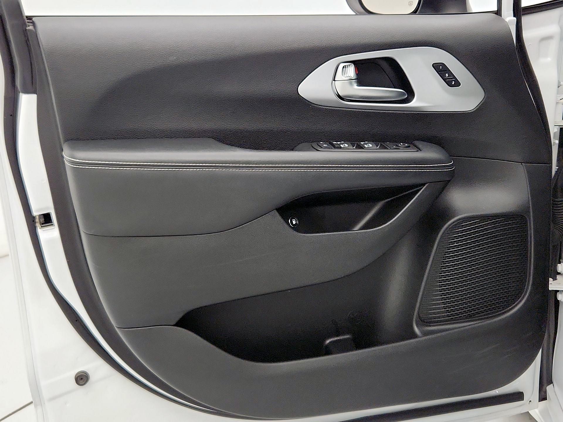 Thumbnail: 2023 Chrysler Pacifica - 12