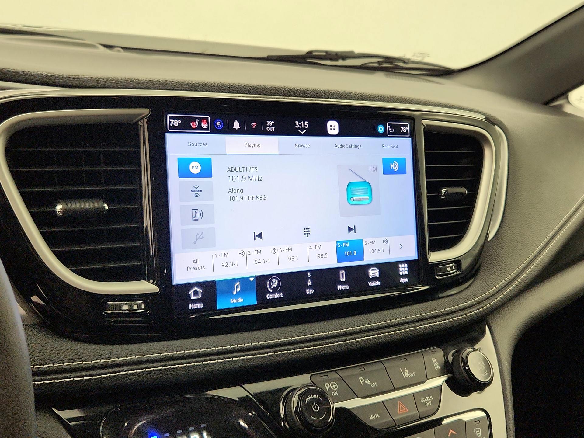 Thumbnail: 2023 Chrysler Pacifica - 16