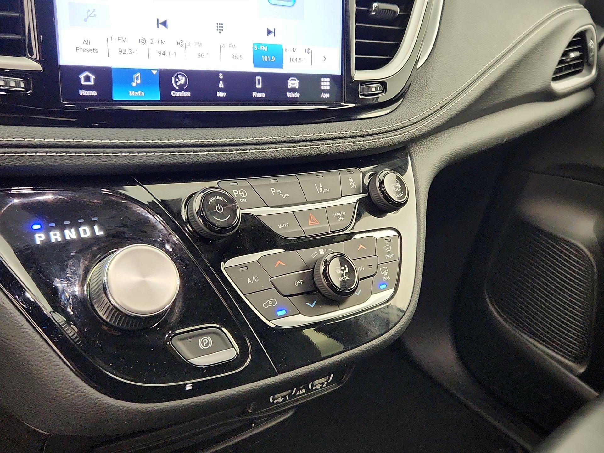 Thumbnail: 2023 Chrysler Pacifica - 17