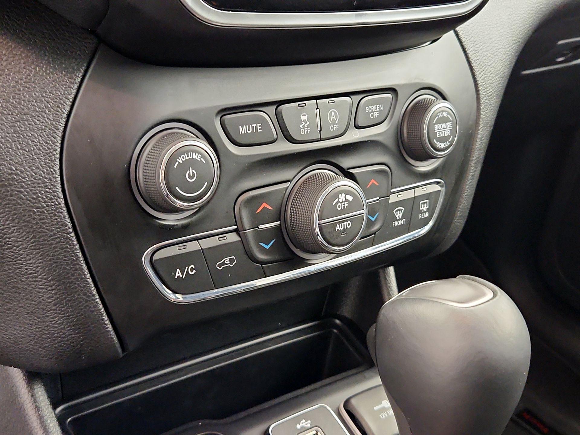 Thumbnail: 2019 Jeep Cherokee - 17