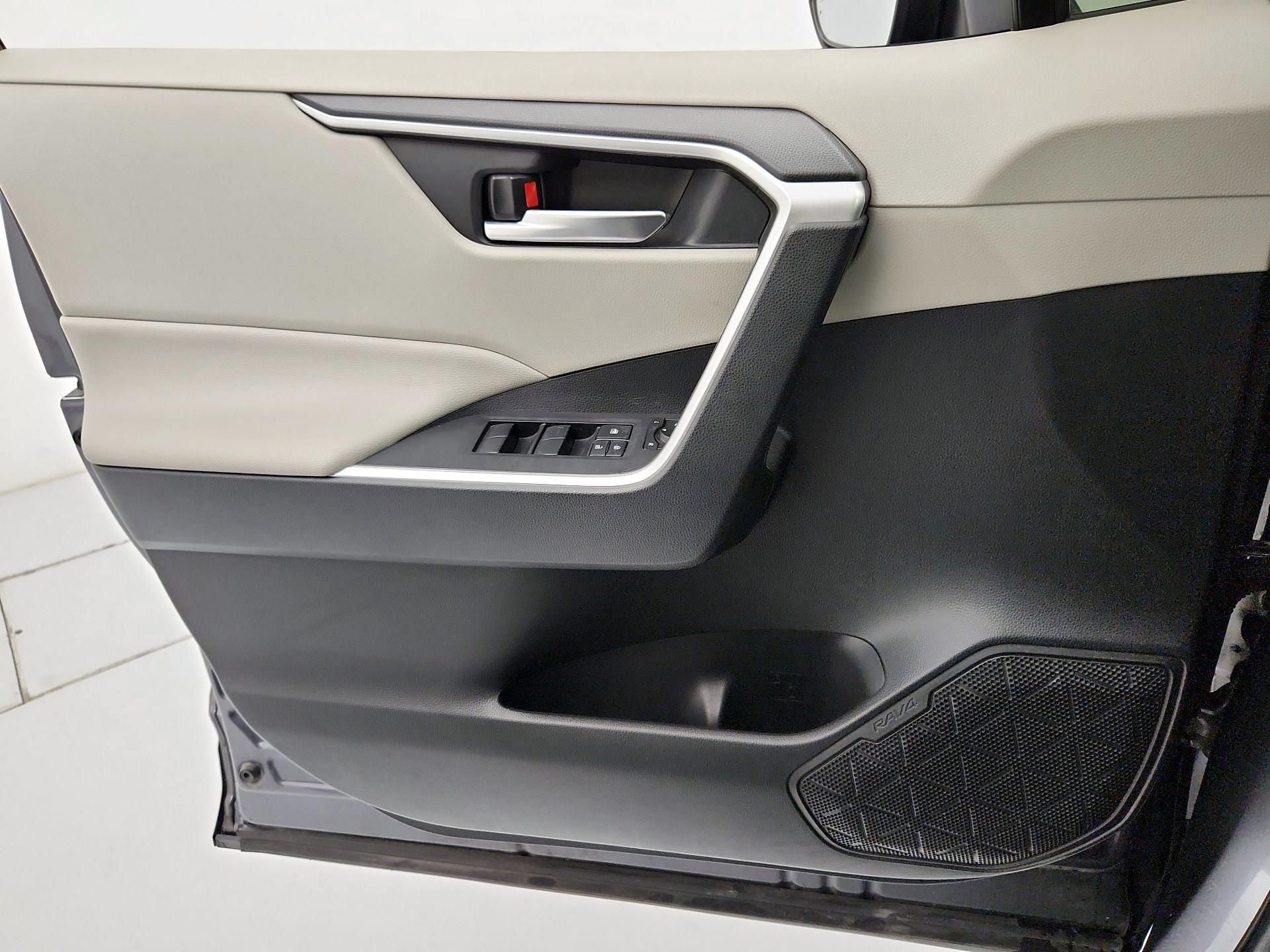 Thumbnail: 2019 Toyota RAV4 - 12