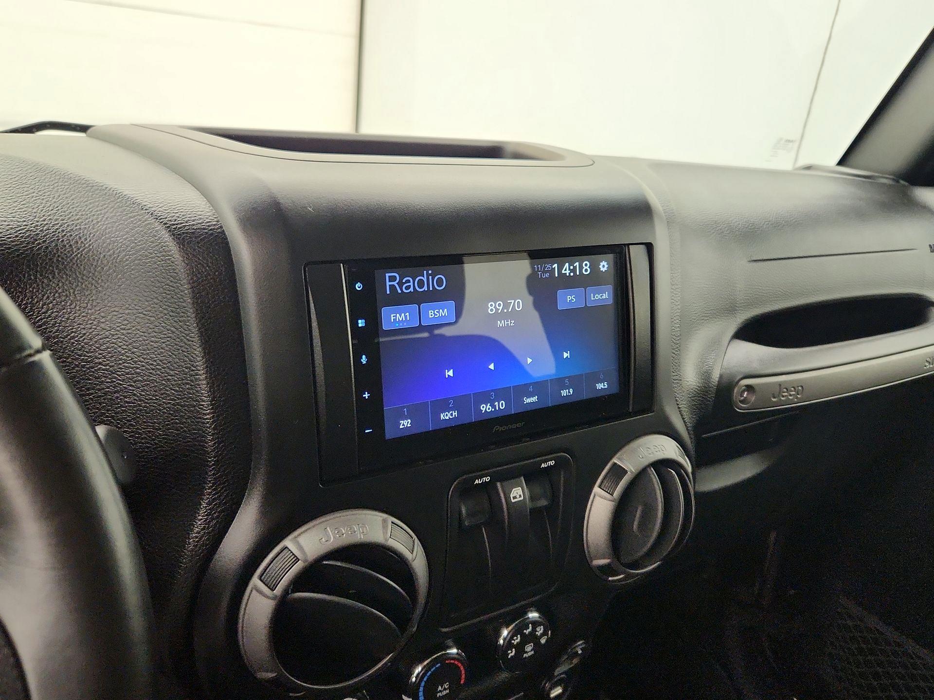 Thumbnail: 2017 Jeep Wrangler - 14