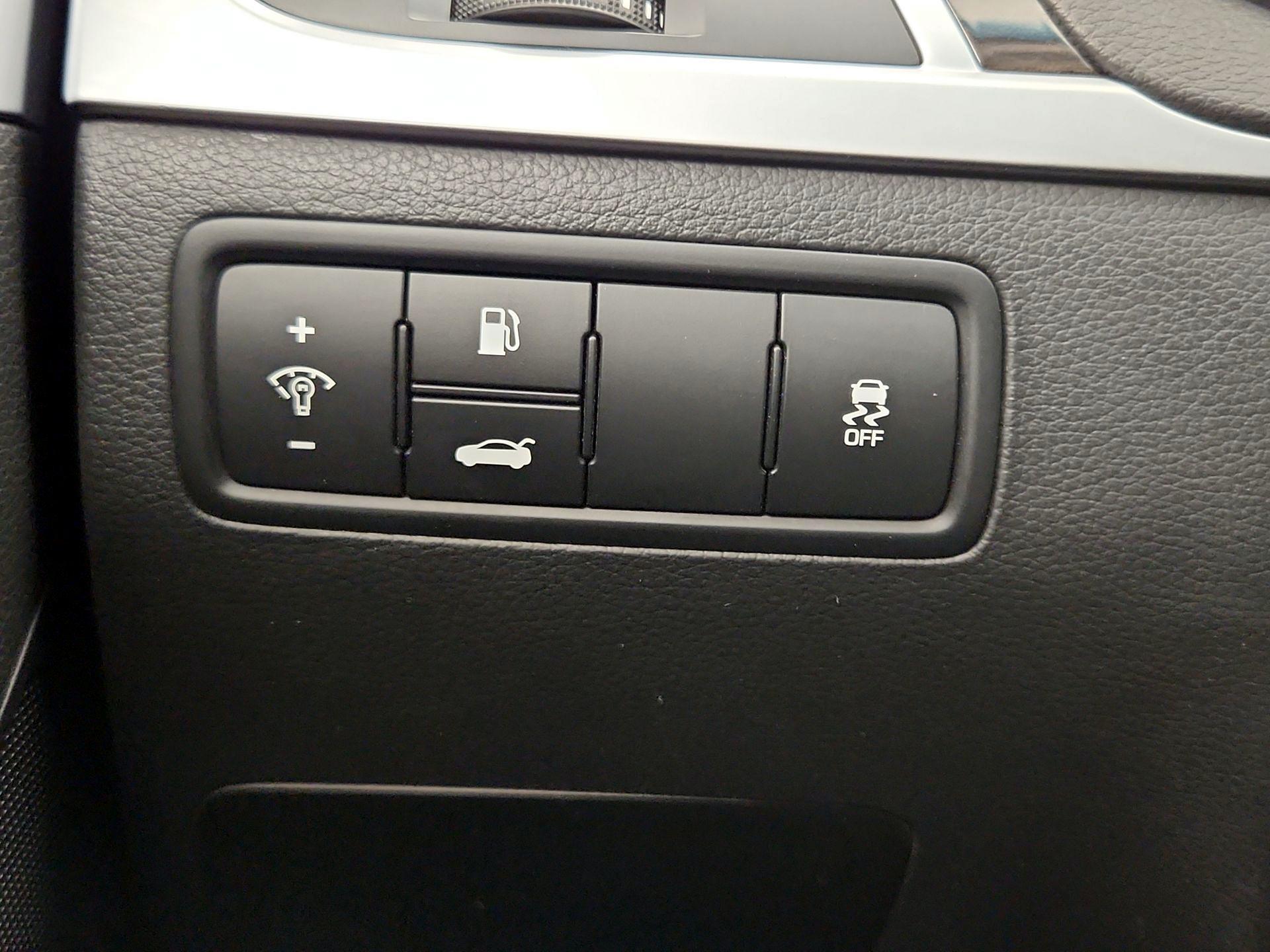 Thumbnail: 2015 Hyundai Genesis - 13