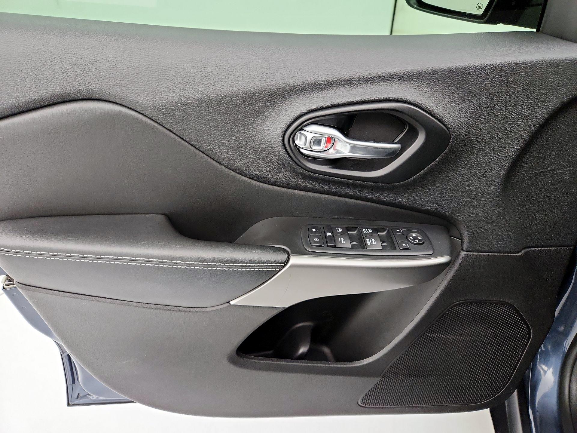 Thumbnail: 2021 Jeep Cherokee - 12