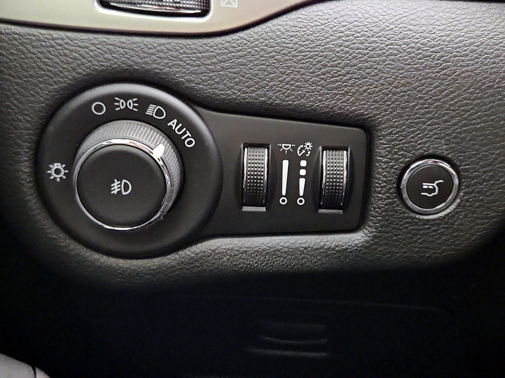 Thumbnail: 2021 Jeep Cherokee - 13