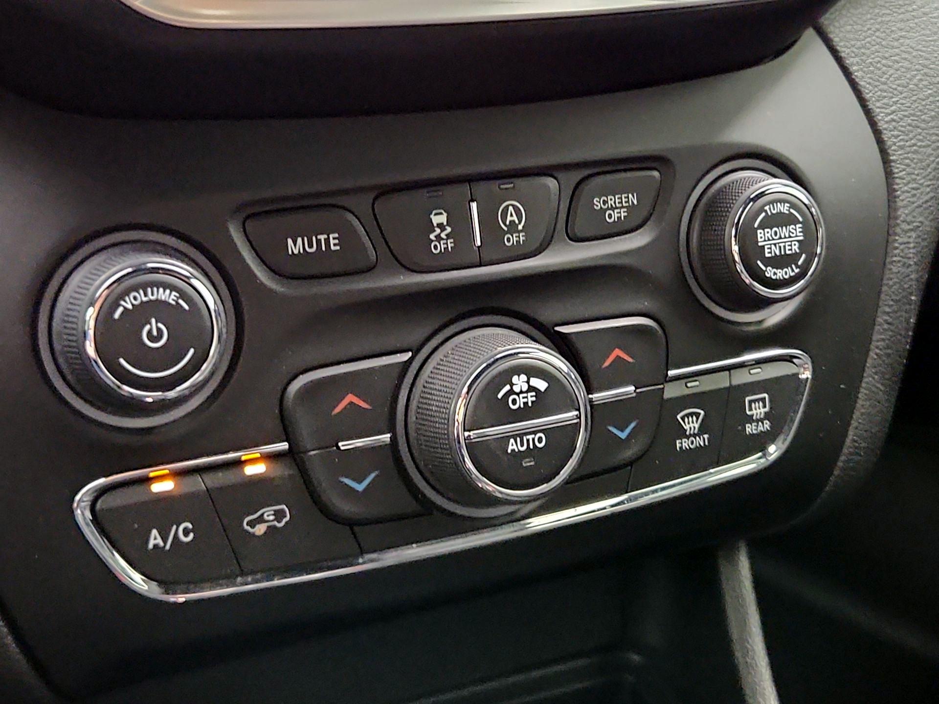 Thumbnail: 2021 Jeep Cherokee - 16