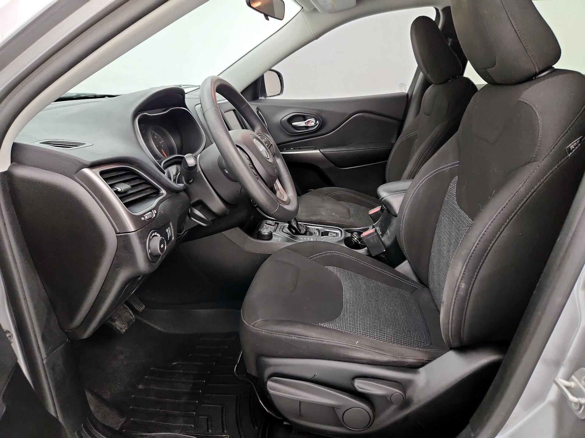 Thumbnail: 2019 Jeep Cherokee - 11