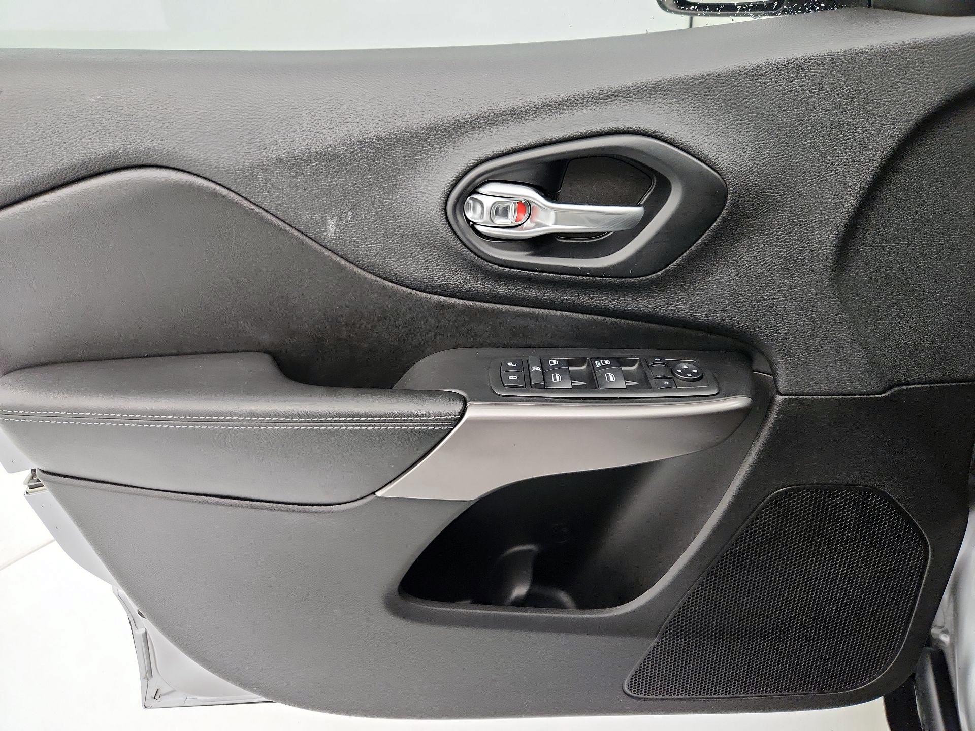 Thumbnail: 2019 Jeep Cherokee - 12