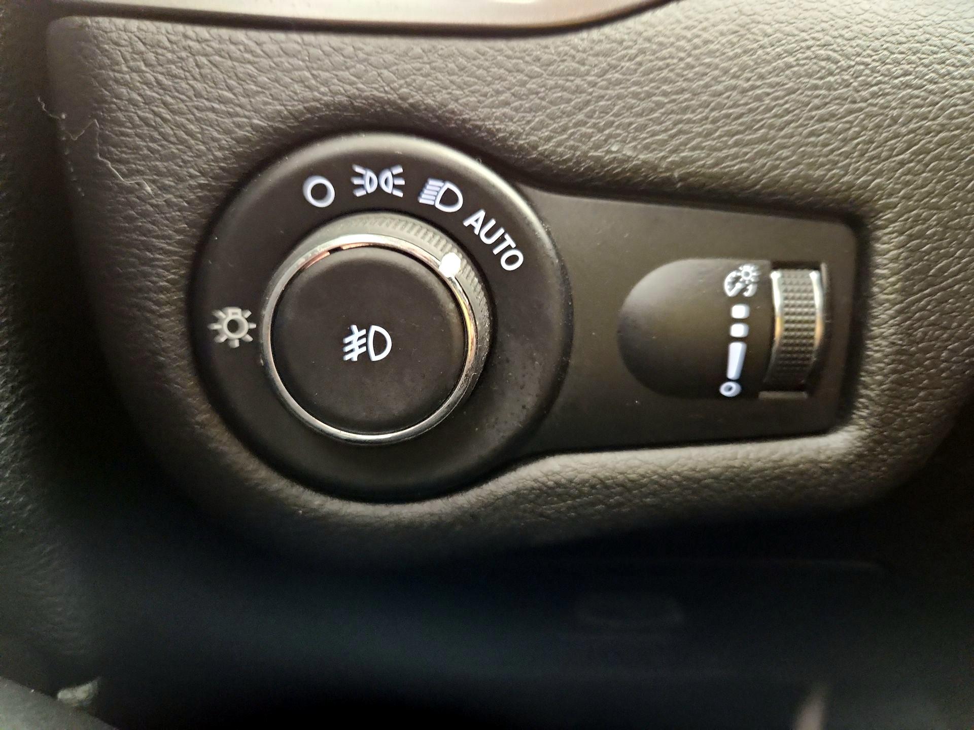 Thumbnail: 2019 Jeep Cherokee - 13