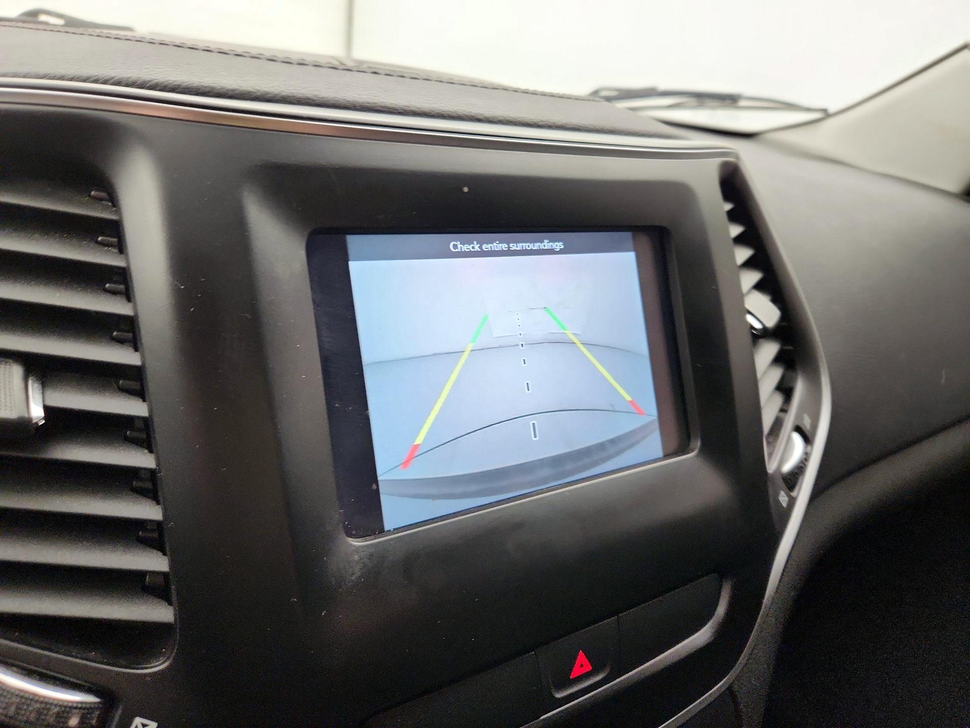 Thumbnail: 2019 Jeep Cherokee - 14